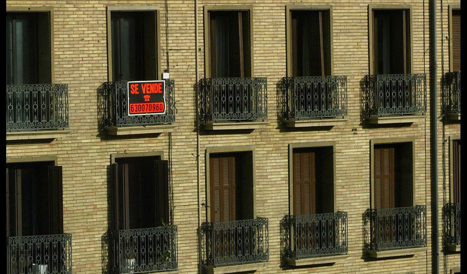 Una cartel anuncia la venta de un piso en el Paseo Sarasate