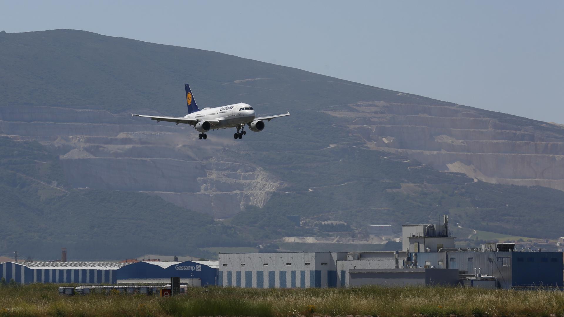 Un avión se acerca al aeropuerto de Noáin.