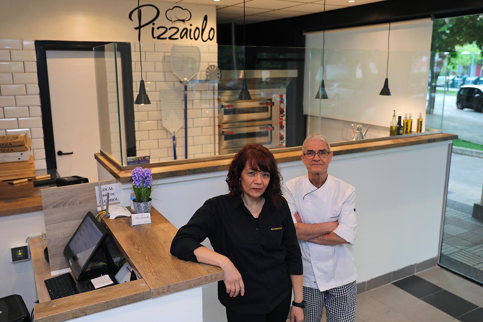 Susana y Fran, junto a la barra y el horno del Rizvantella Pizza y Pinsa, en Fuente del Hierro