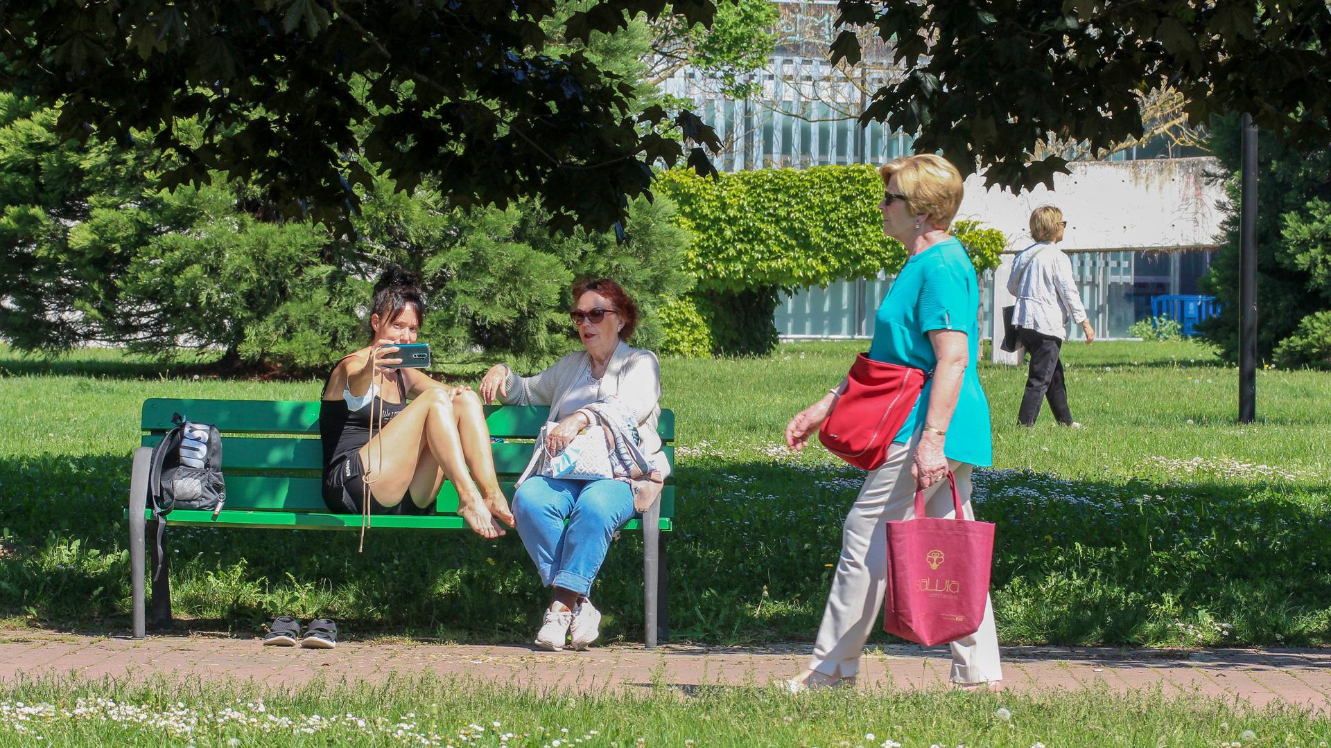 Estampas veraniegas ayer en el parque de Yamaguchi de Pamplona