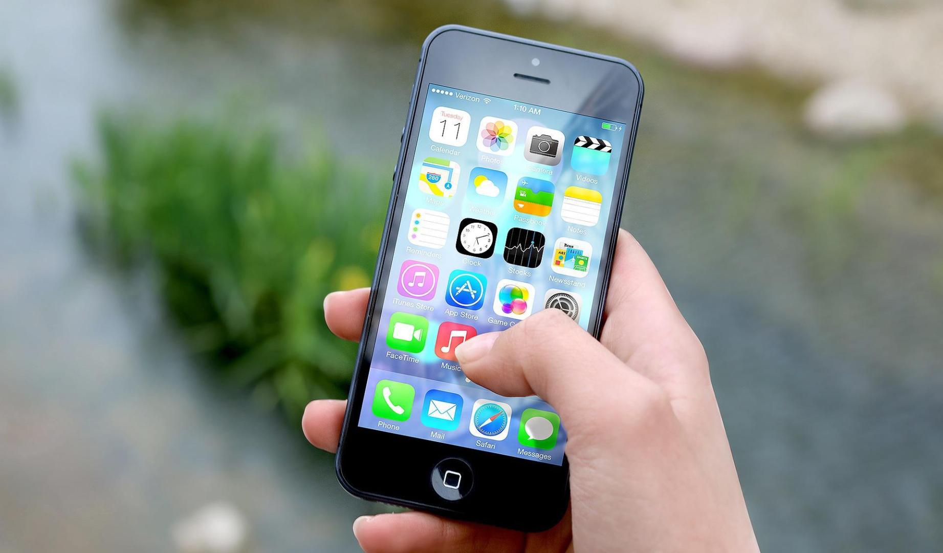 Smartphone con diferentes aplicaciones
