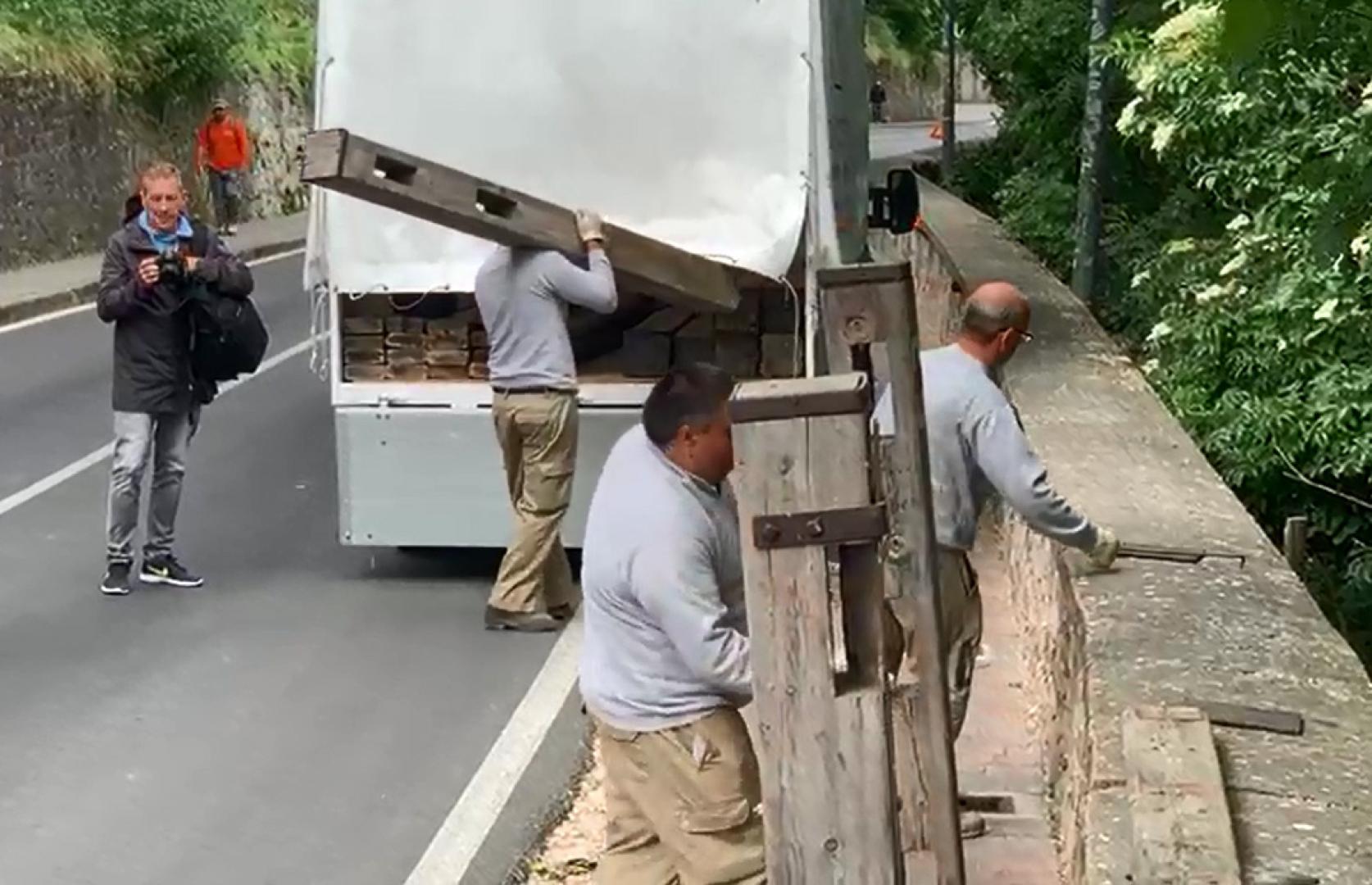 Operarios de la empresa Hermanos Aldaz Remiro han comenzado este martes a instalar el vallado del encierro por la cuesta de Santo Domingo