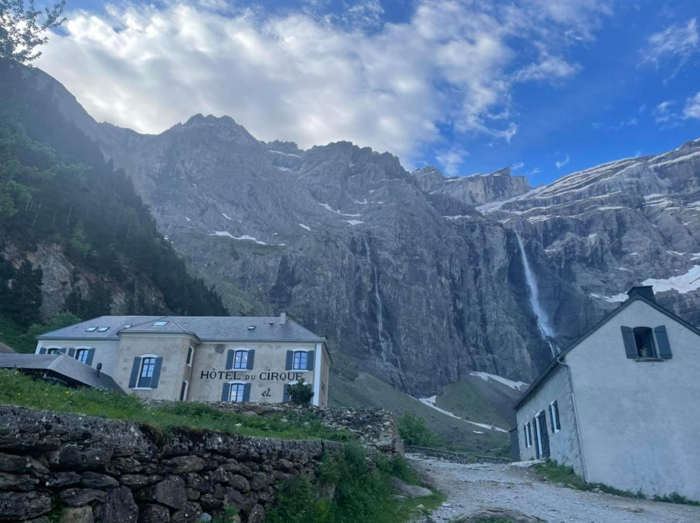 El hotel du Cirque et Cascade, con la cascada de Gavarnie al fondo