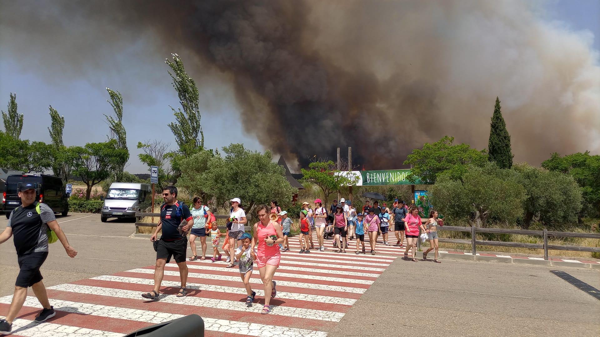 Visitantes desalojando Sendaviva por el incendio de Bardenas