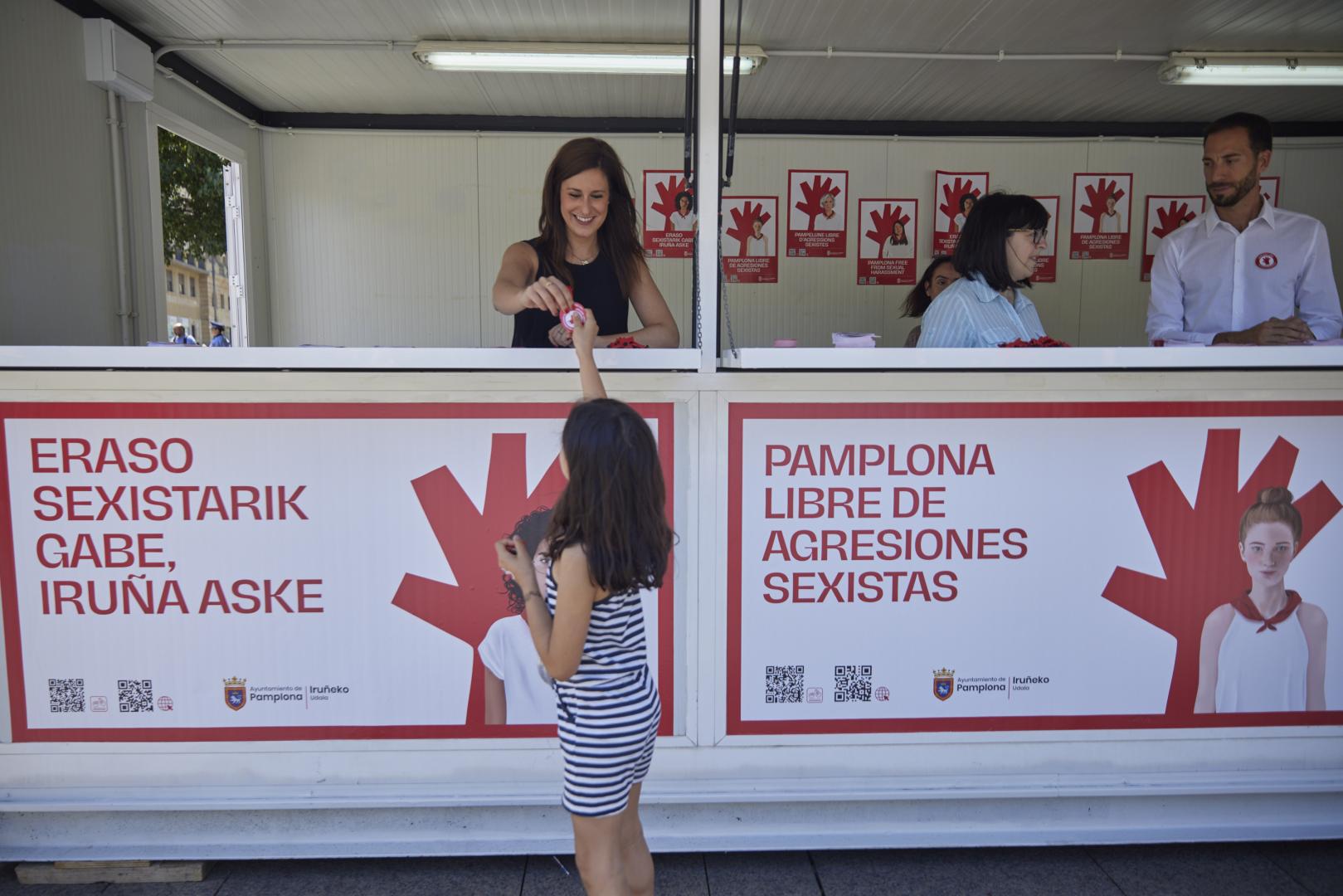Punto de información para sensibilizar y prevenir agresiones sexistas en la Plaza del Castillo