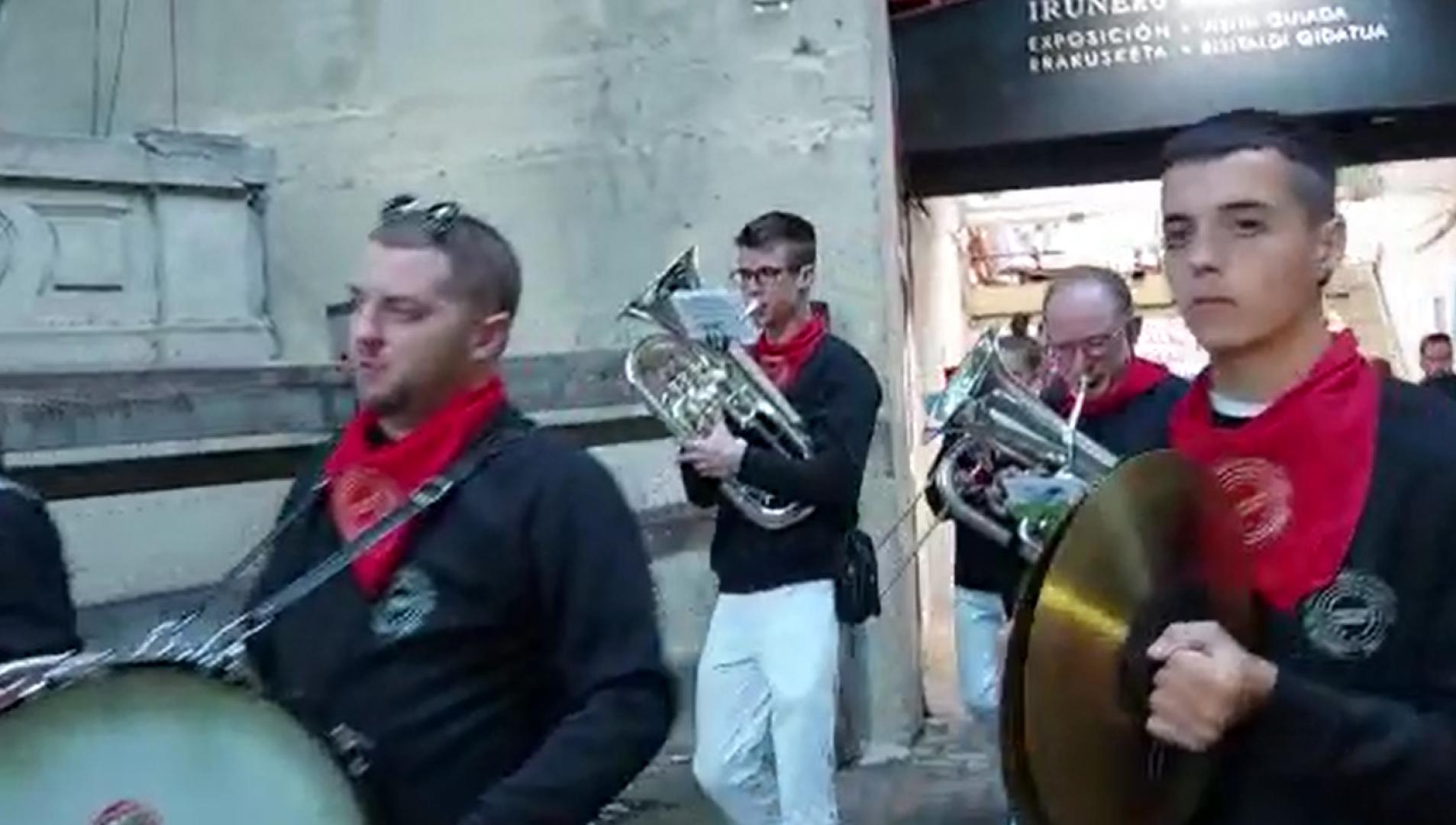 Una txaranga en el callejón