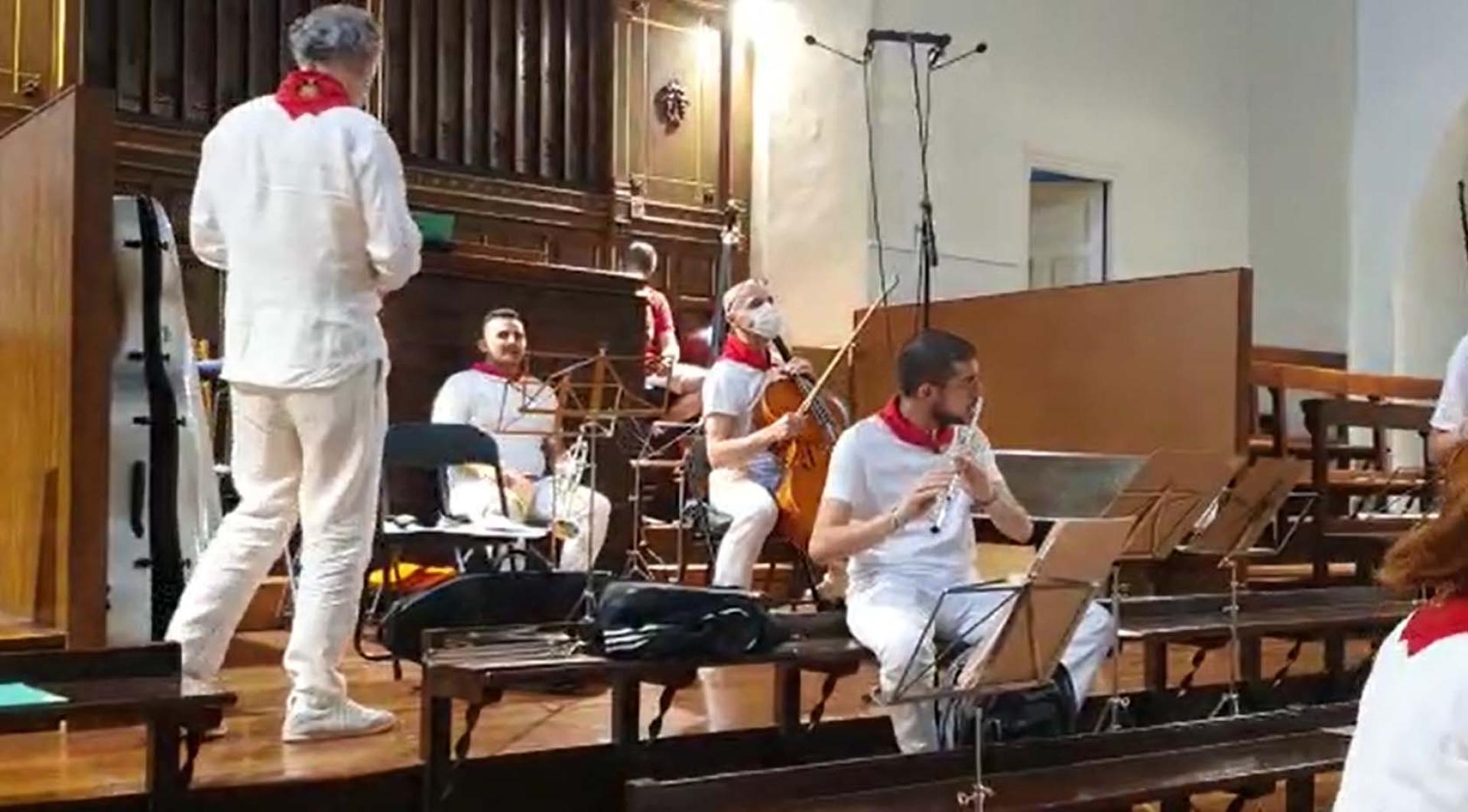 Media hora antes de que San Fermín llegue a San Lorenzo, ya están afinando instrumentos en el coro de la iglesia la Capilla de la Catedral, el Orfeón Pamplonés y miembros de la Orquesta Sinfónica de Navarra.