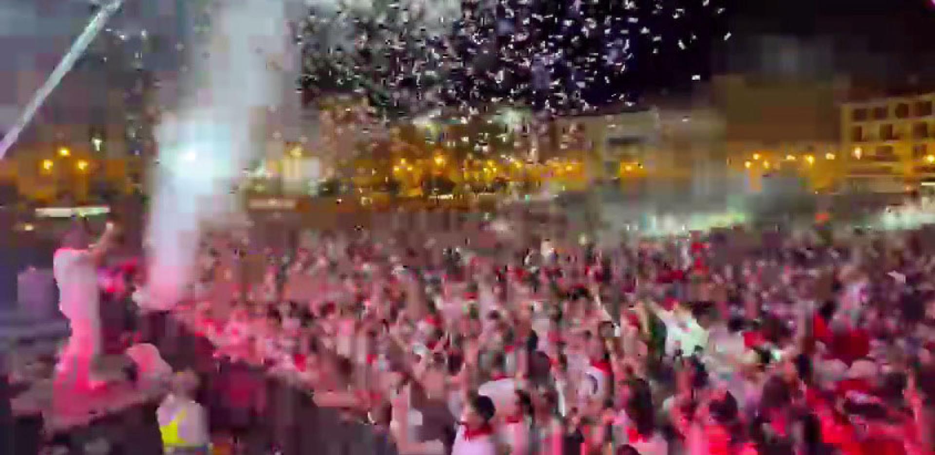 La propuesta musical de la Plaza del Castillo, que este año acoge sesiones de DJ en horario de tarde y noche, está encontrando un importante respaldo entre el público local y foráneo.