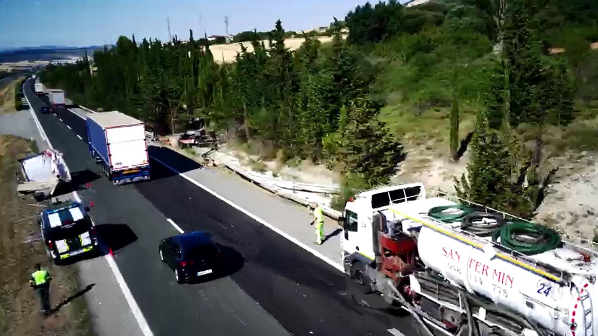 Un conductor ha resultado herido leve tras un accidente en la AP-15, con dos camiones implicados