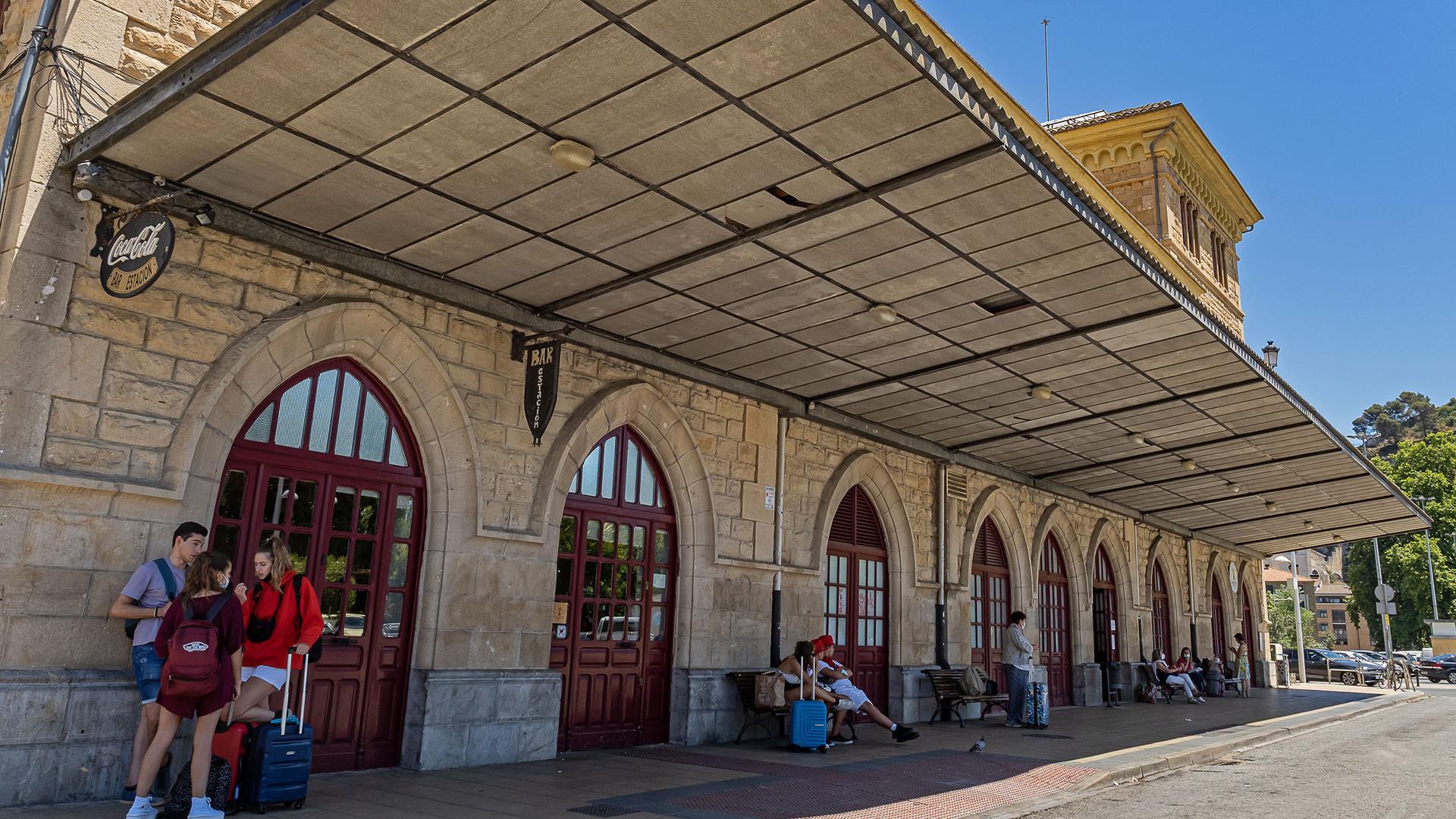 Andén de la estación de autobuses de Estella, en el kilómetro cero del Vasco Navarro