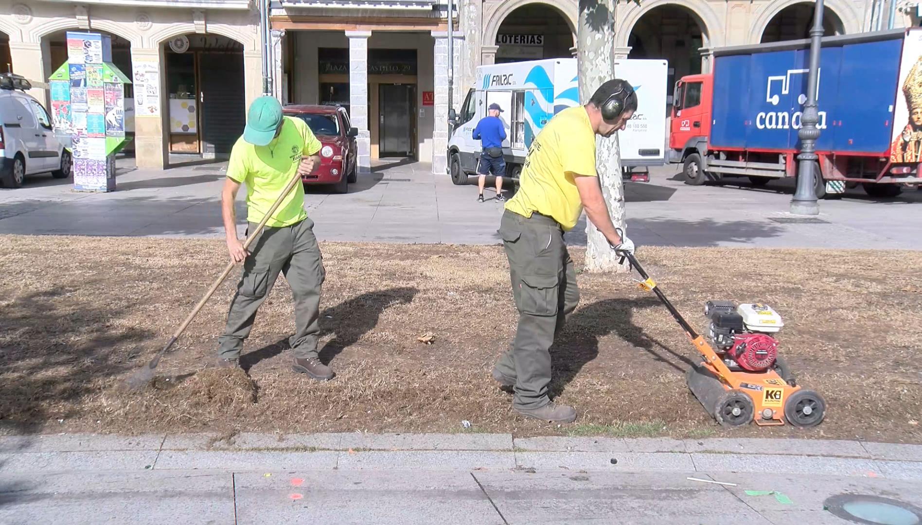 Operarios del Ayuntamiento de Pamplona trabajan en los jardines de la Plaza del Castillo