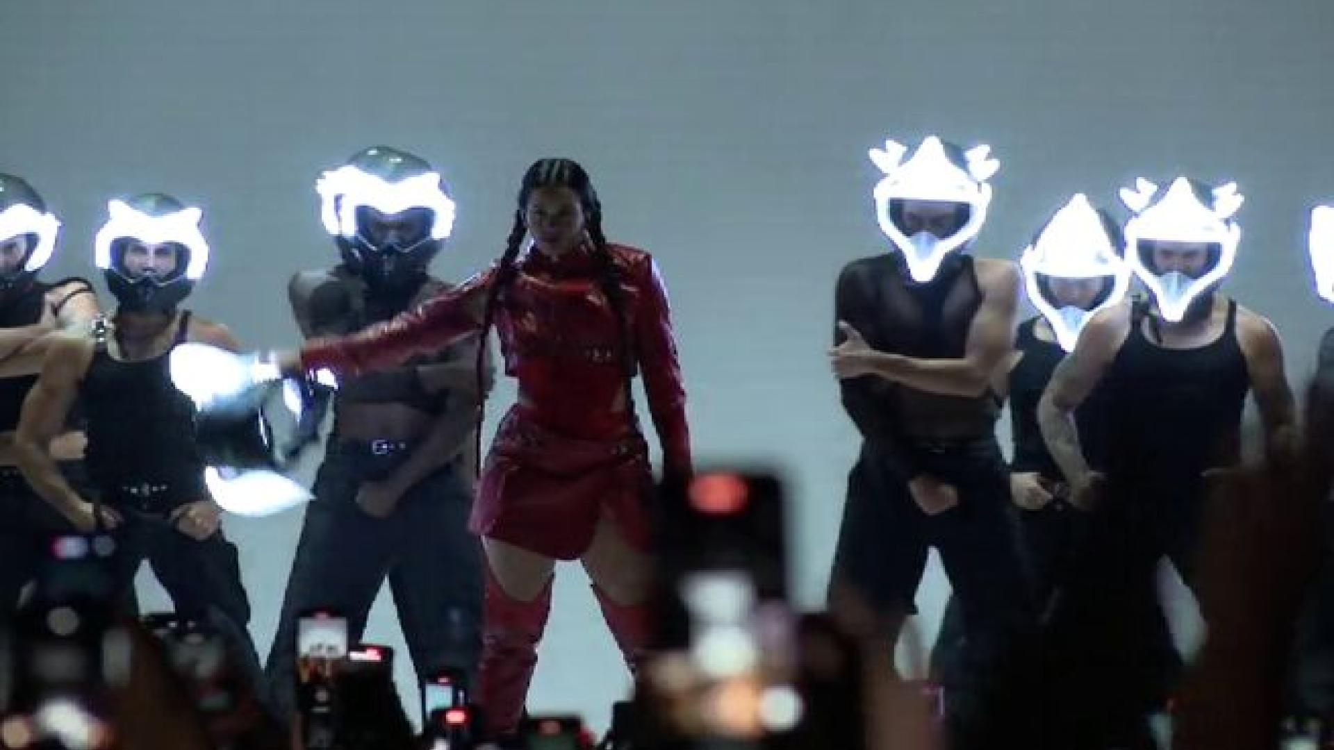 Miles de personas disfrutaron anoche de la magia de Rosalía en el primero de los dos conciertos de la artista en el Wizink Center. Con un público entregado, Rosalía ha superado todas las expectativas con un espectáculo minimalista en el que ha brillado con luz propia.