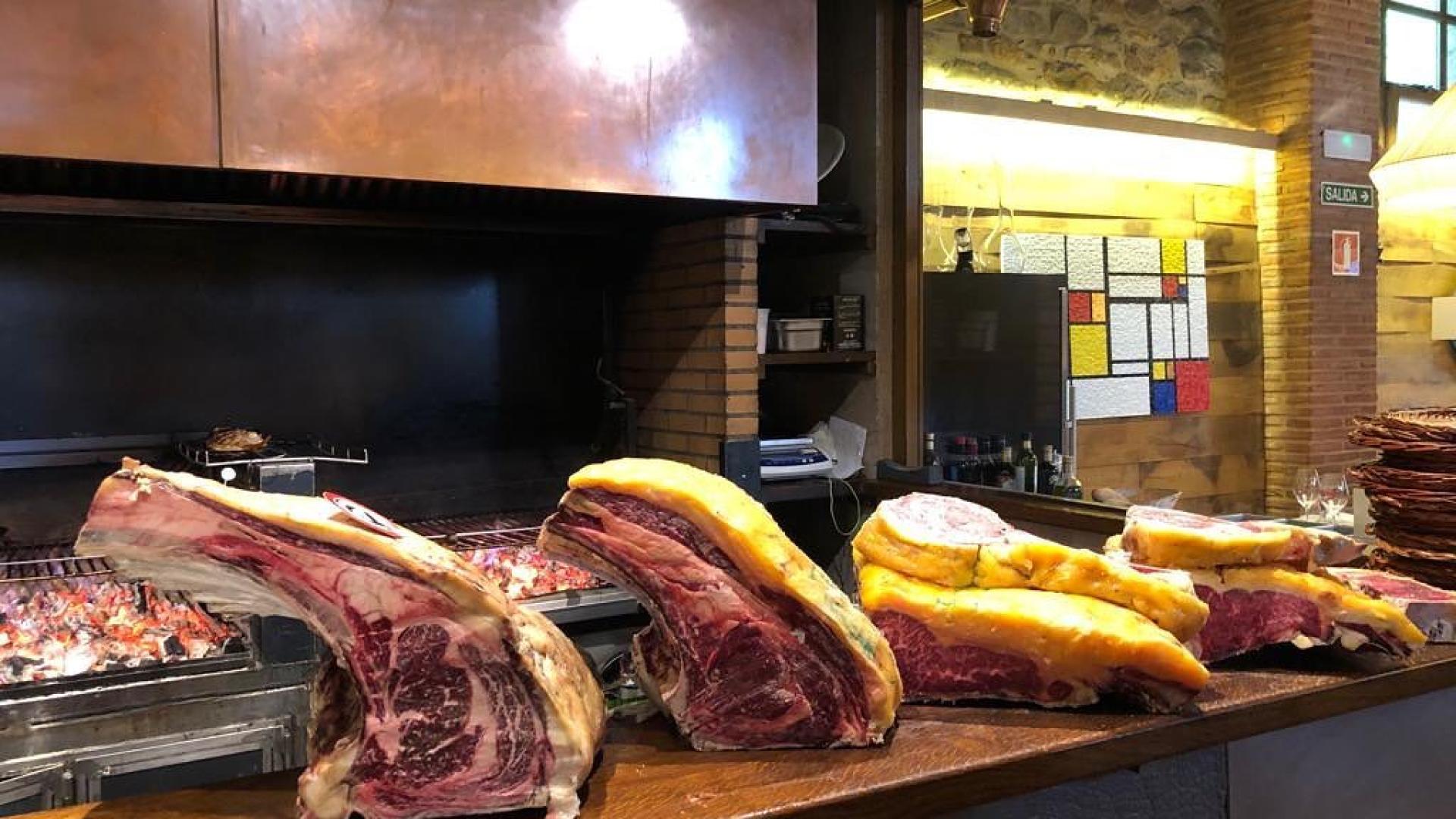 Varios chuletones junto a la parrilla de Bidea2