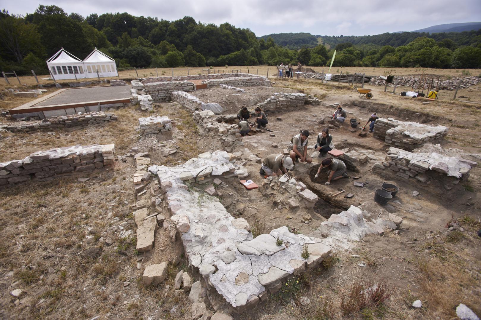 Los voluntarios de la Sociedad de Ciencias Aranzadi han centrado su investigación desde 2017 en las termas públicas de la civilización romana.