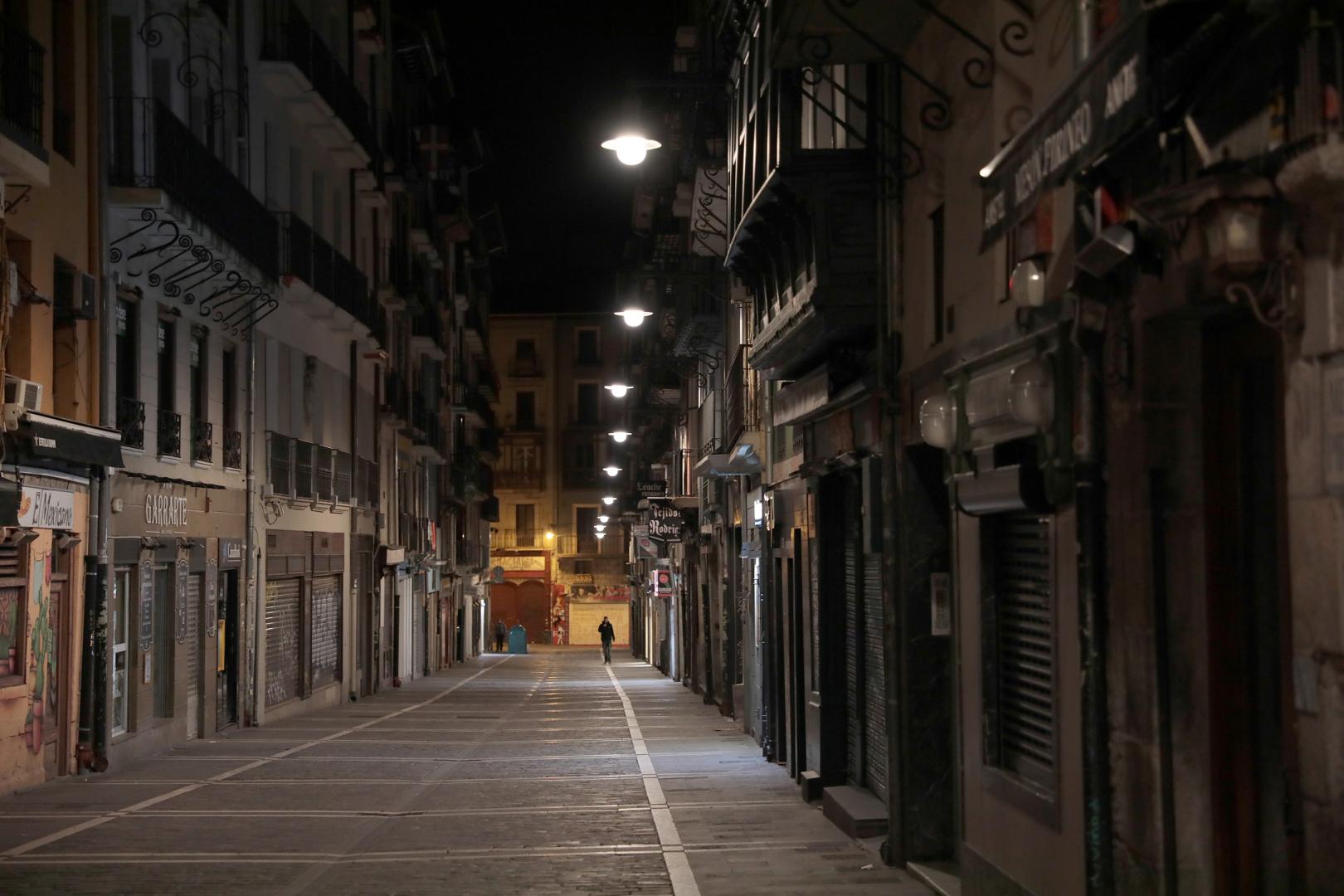 La calle Estafeta de Pamplona, vacía y con todo cerrado, en marzo de 2020
