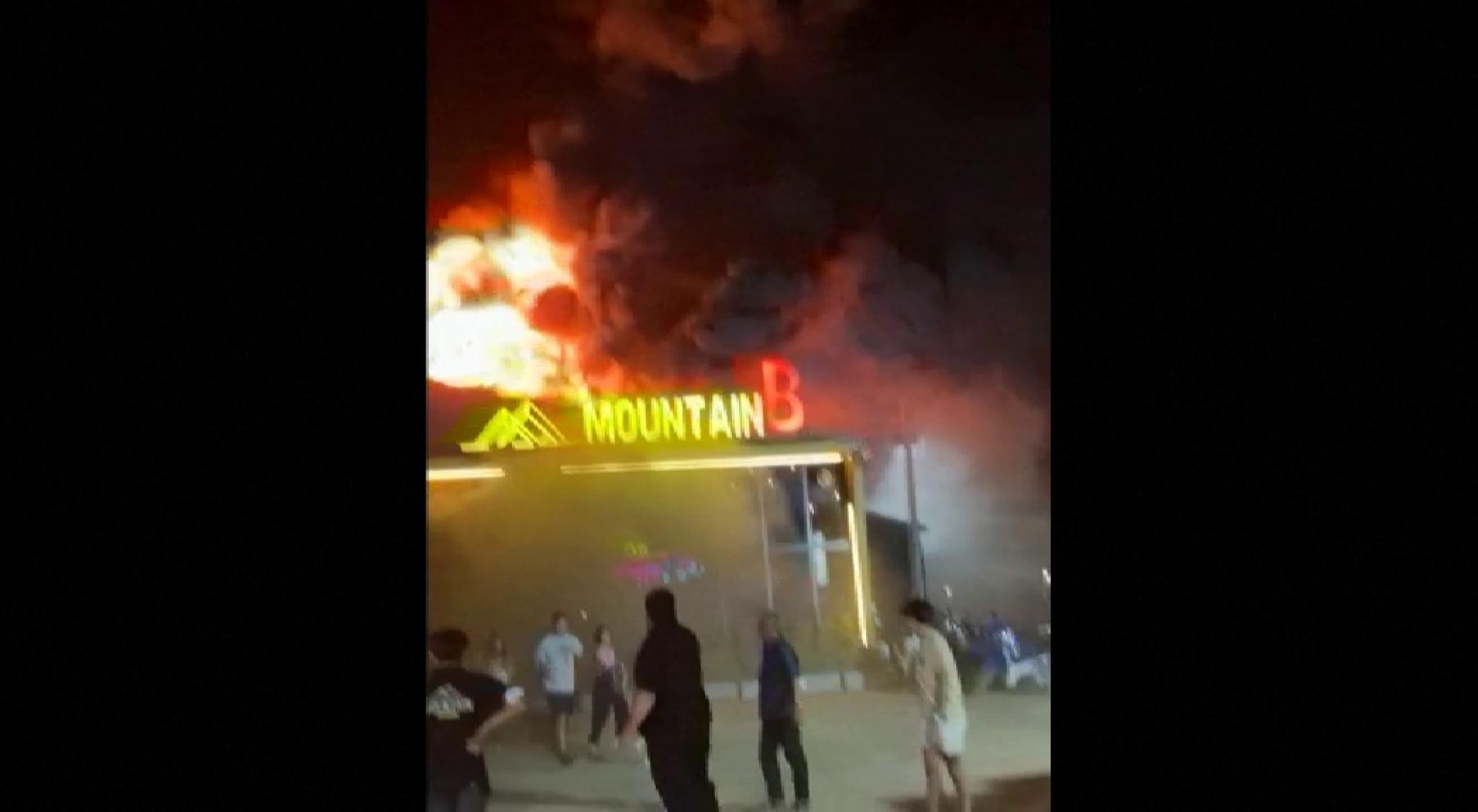 Al menos 13 personas han muerto y unas 37 resultaron heridas en un incendio durante la madrugada del viernes en una discoteca en la provincia de Chonburi, al sureste de Bangkok, informaron los equipos de rescate.