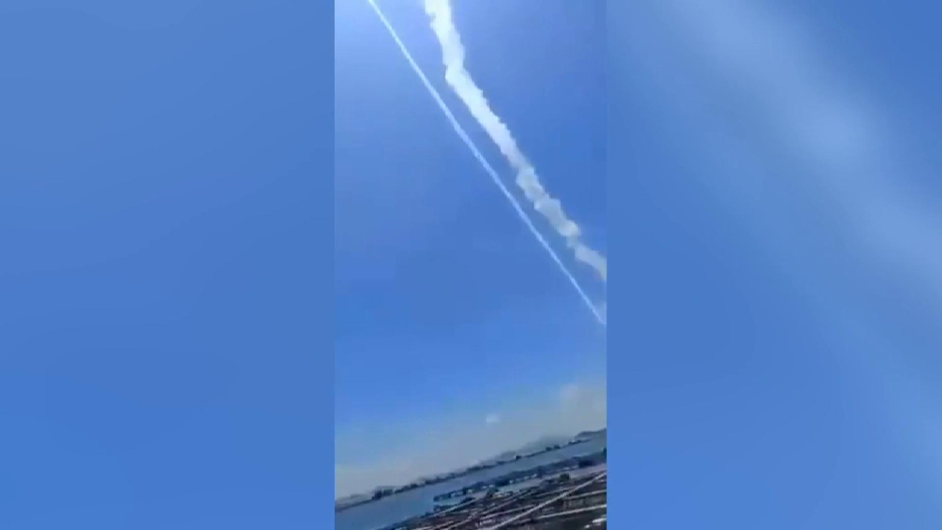 ‘Reunificación’ llama China a las mayores maniobras militares de su historia con fuego real. Son simulaciones de combate anunciadas. Hasta 20 misiles balísticos lanzados en aguas del estrecho de Taiwán.