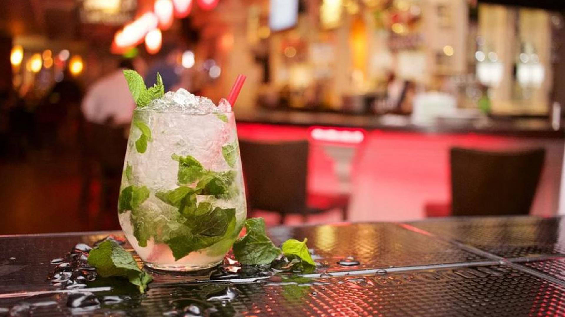 Imagen de archivo de un mojito con hielos en la barra de un bar