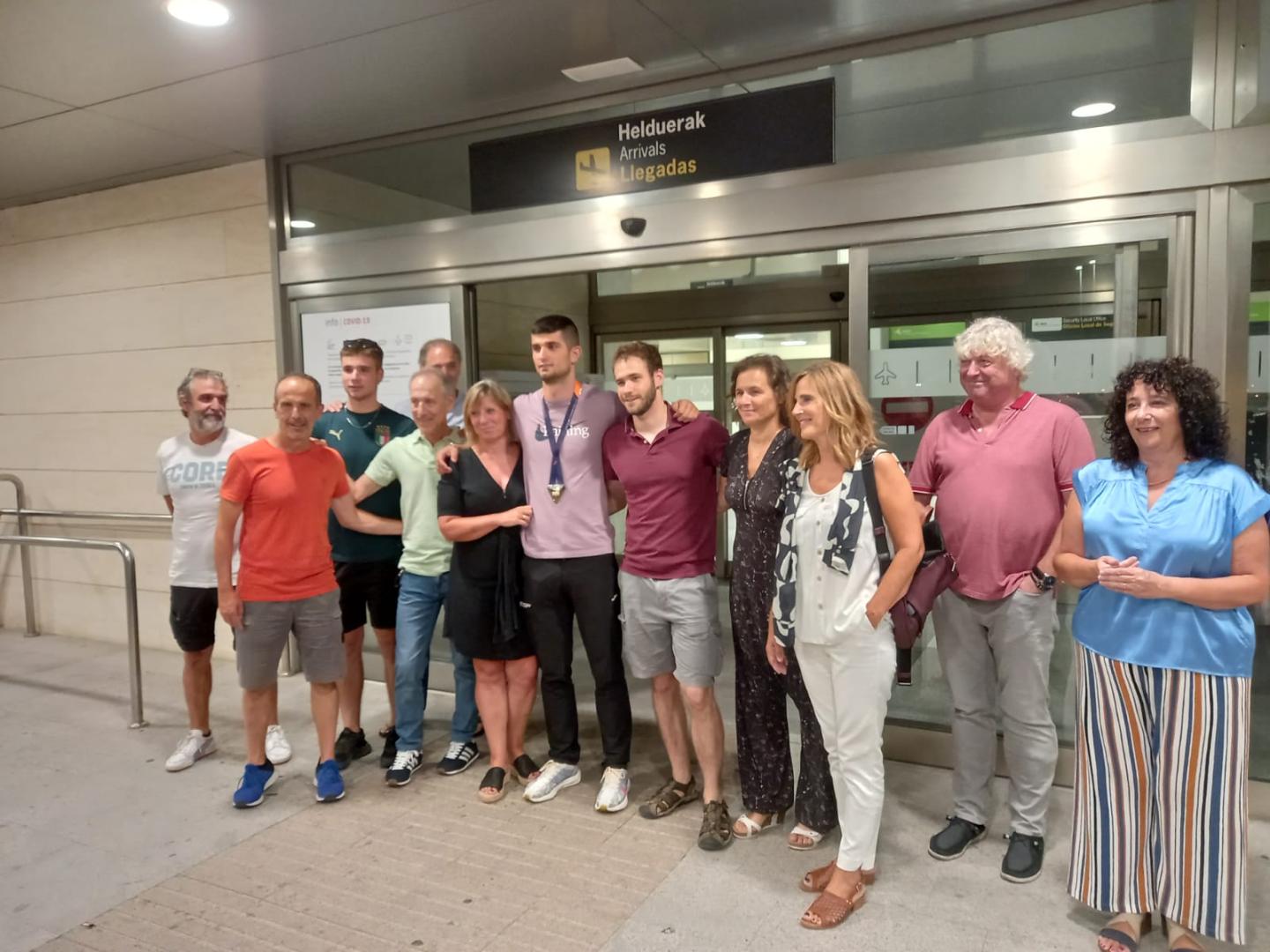 Sus padres y hermano han esperado al atleta navarro a su llegada tras obtener la medalla de oro en el Campeonato de Europa de Atletismo.