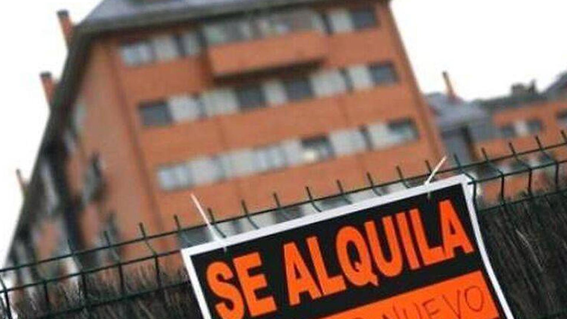 Un cartel de una vivienda en alquiler