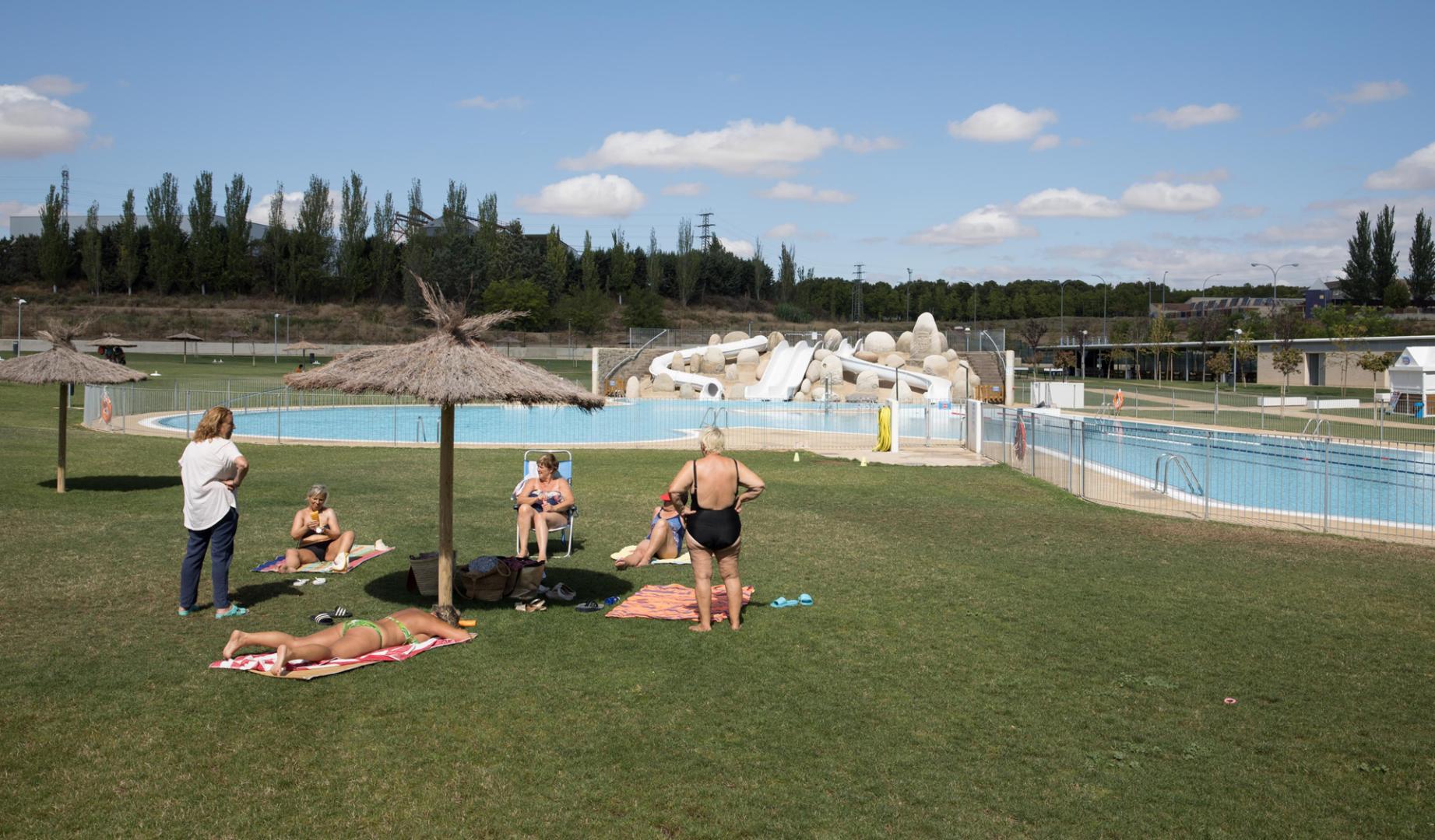 Algunas piscinas permitían ayer tomar el sol en el césped pero no bañarse. En la imagen, el complejo Clara Campoamor de Tudela