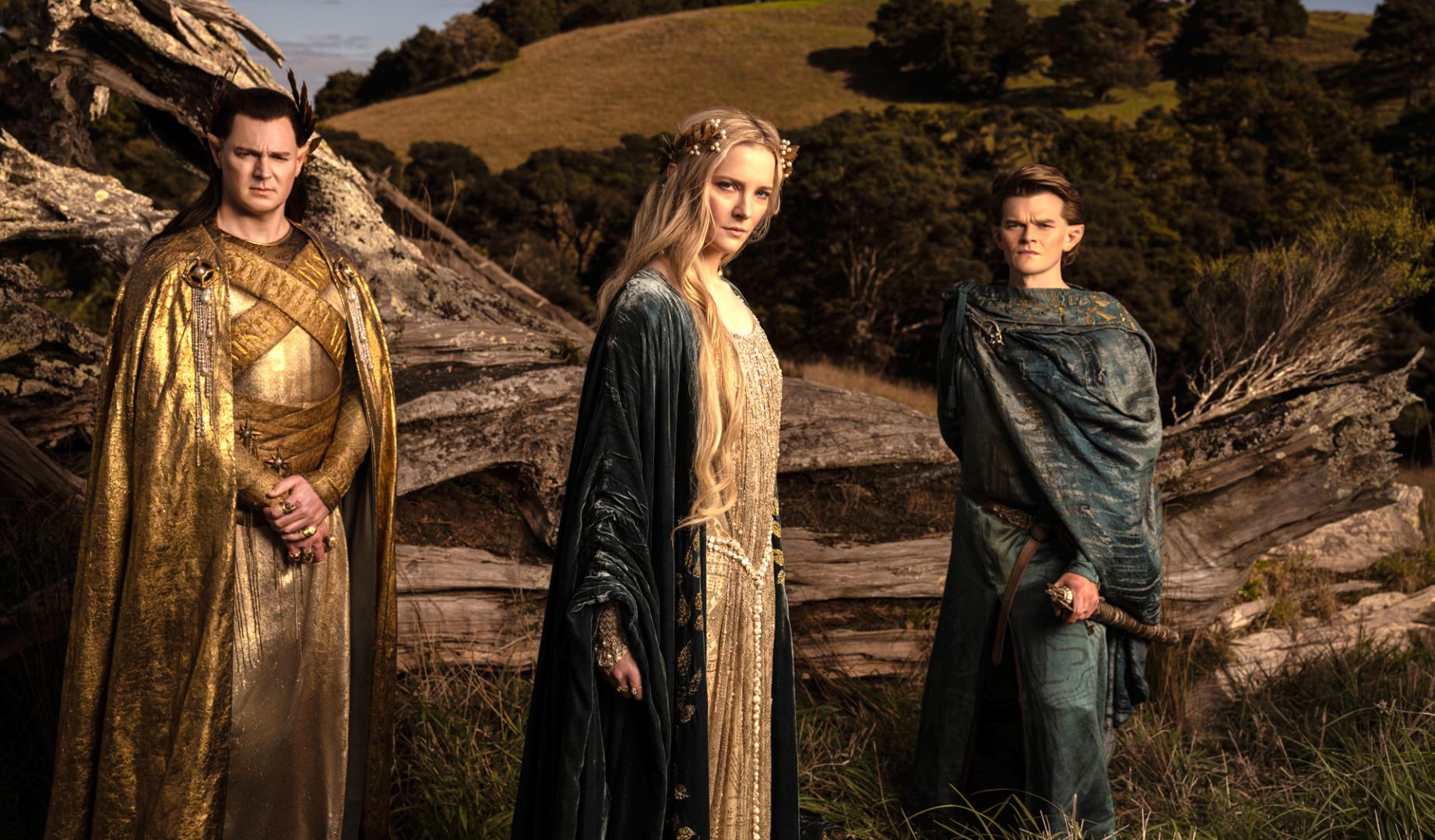 Fotograma de 'El señor de los anillos: Los anillos de poder' en el que aparecen (i-d) Benjamin Walker como el Gran rey Gil-galad; Morfydd Clark como Galadriel, y Robert Aramayo como Elrond