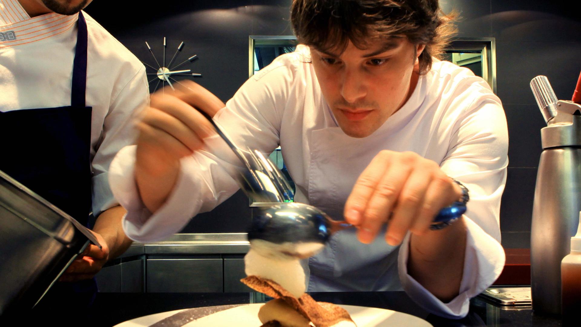 Jordi Cruz trabajando en el restaurante ABaC