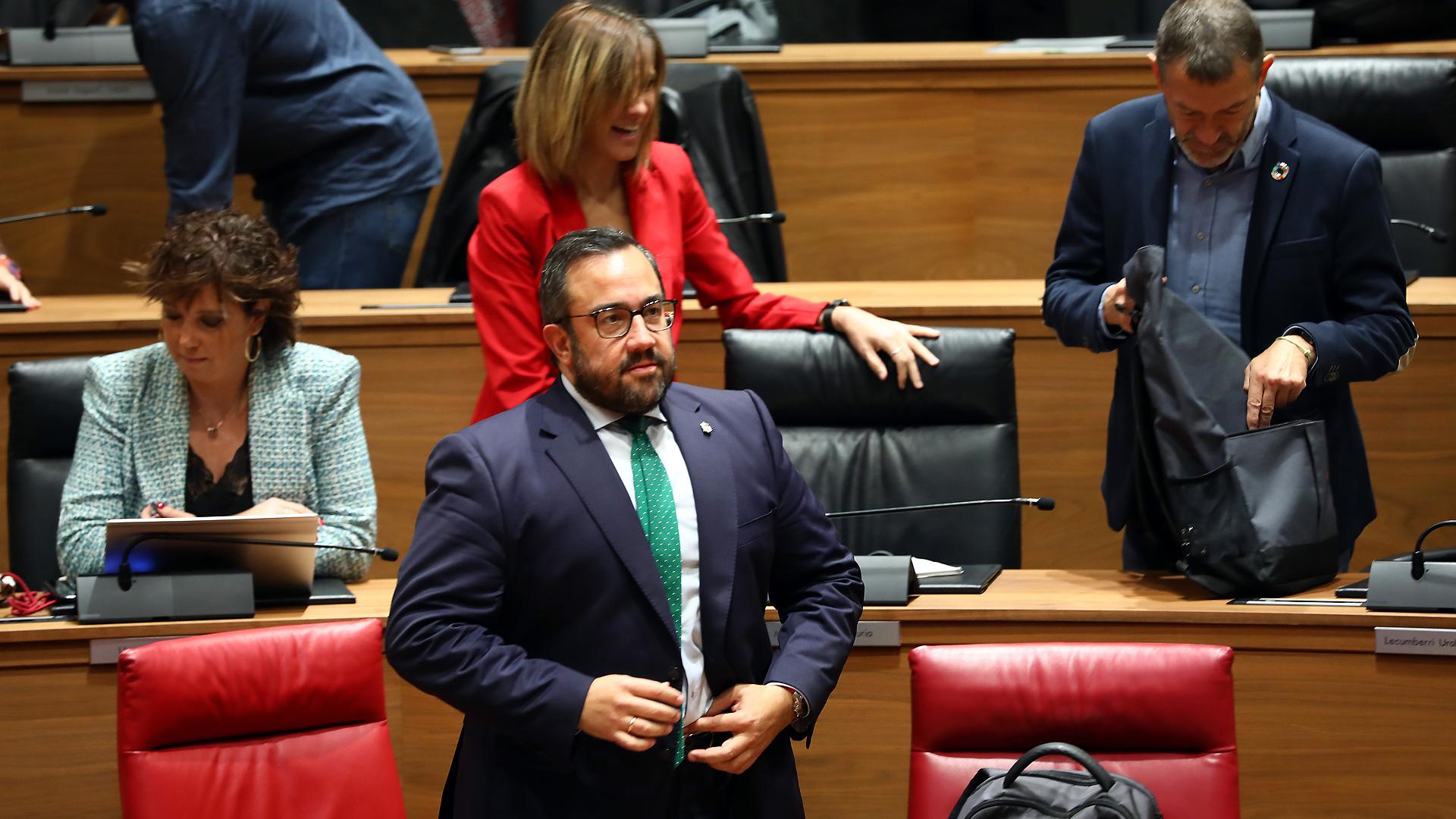 El vicepresidente y consejero de Presidencia, Igualdad, Función Pública e Interior del Gobierno de Navarra, Javier Remírez, durante el pleno de este jueves en el Parlamento foral