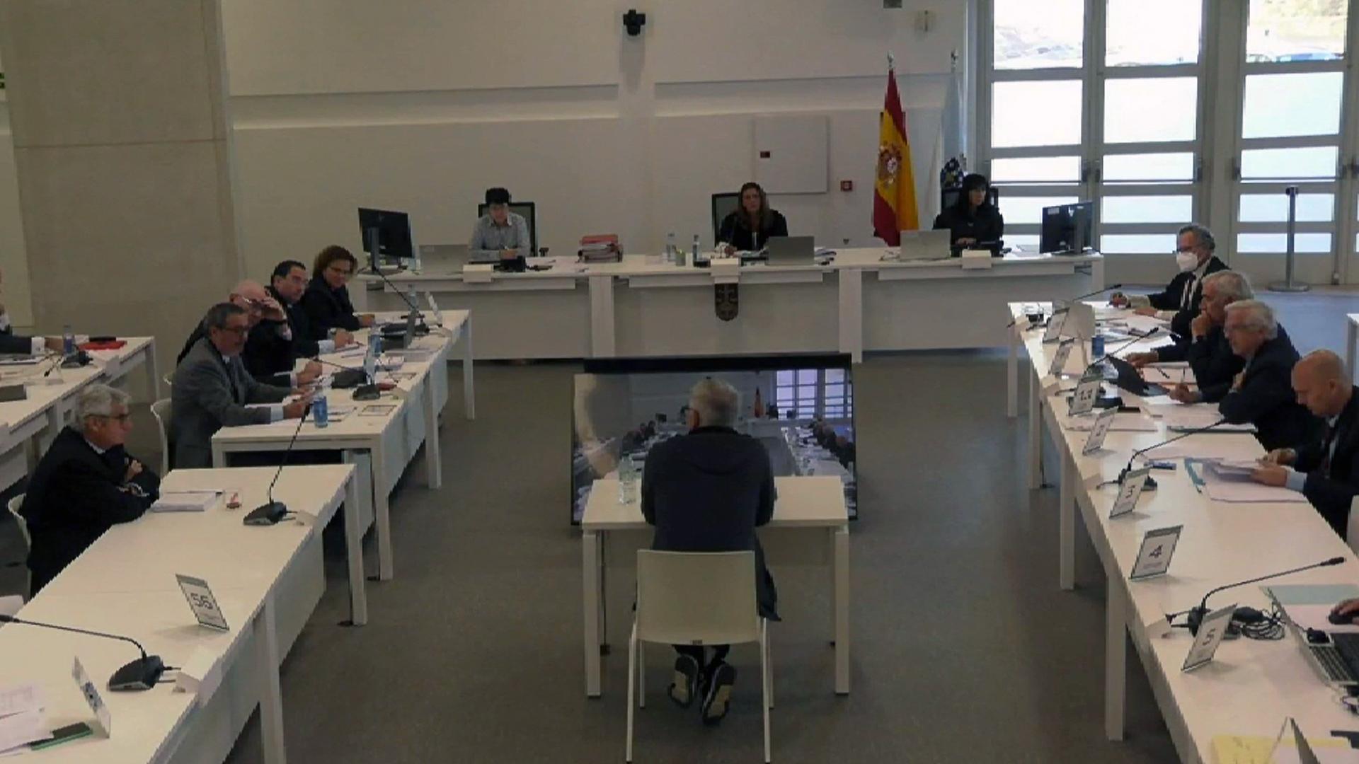 El maquinista del tren Alvia que descarriló en la curva de Angrois ha pedido este jueves perdón a las víctimas el accidente durante su declaración en el juicio. "Que me perdonen, pero fue un accidente. No pude evitarlo", ha dicho muy emocionado.
