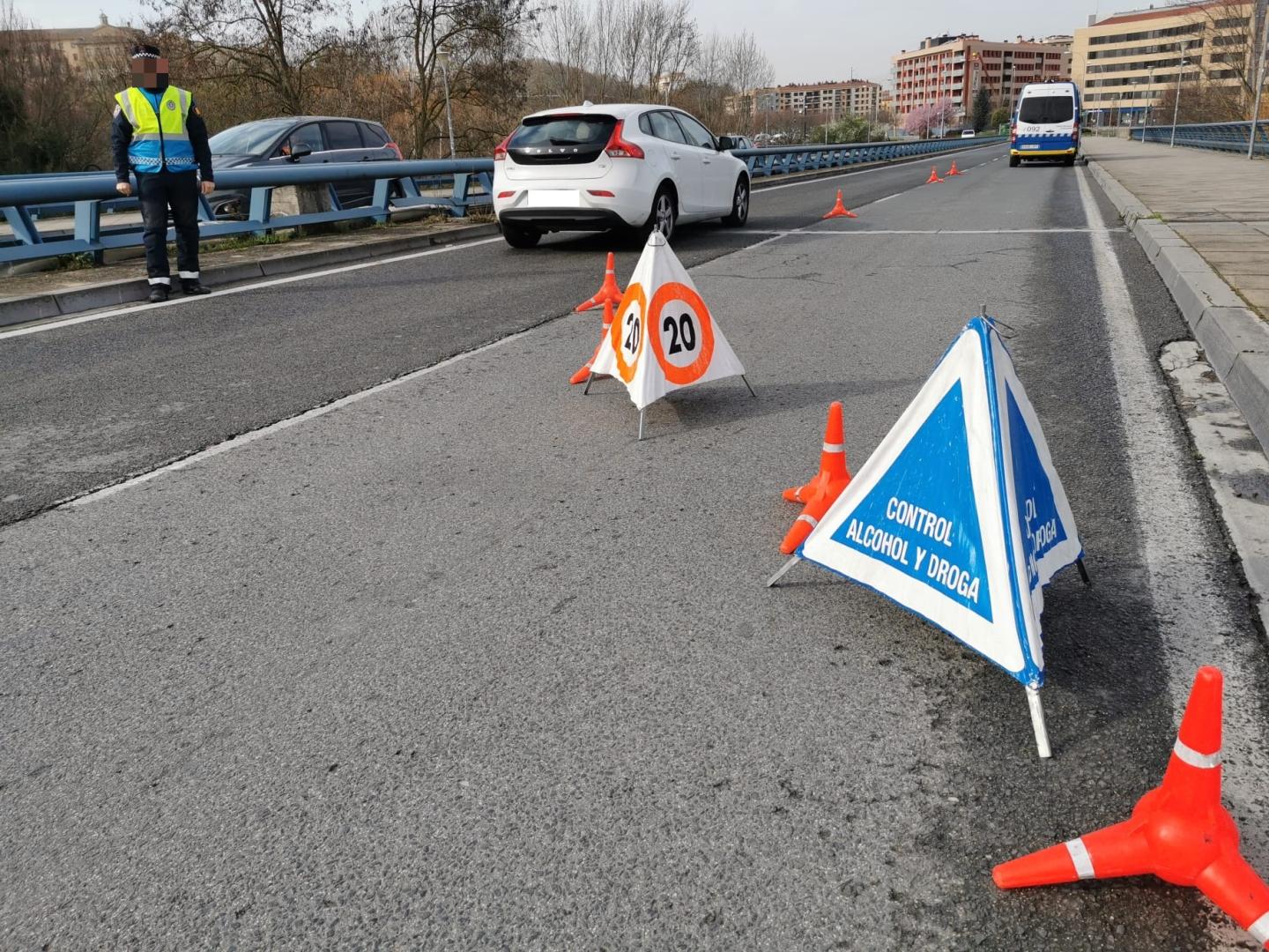 Imagen de un control de alcohol y drogas de la Policía Municipal en Pamplona
