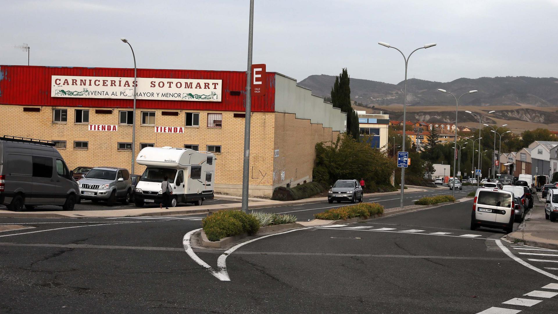 Vista de la calle del polígono de Mutilva Baja que accede a la zona residencial y escolar de Mutilva