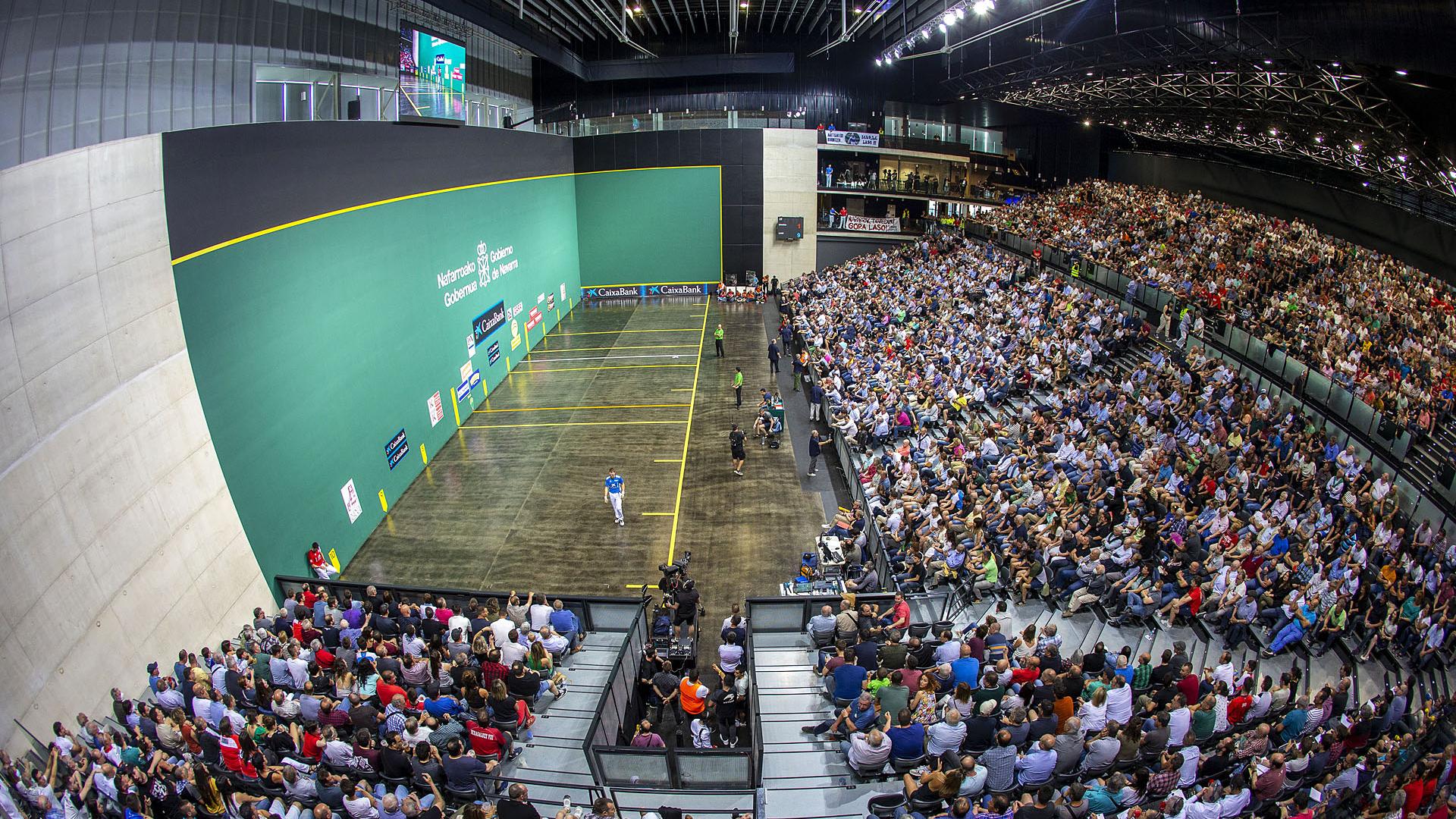 Aspecto del frontón del Navarra Arena en la pasada final Manomanista entre Laso y Ezkurdia