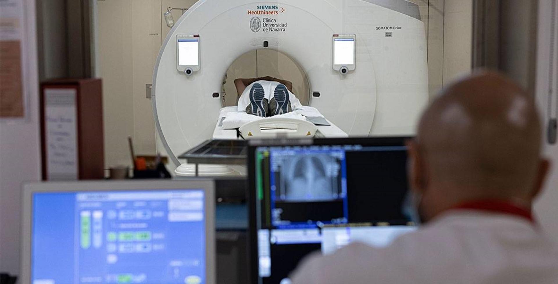 Realización de TAC de baja dosis en paciente para detección de cáncer de pulmón