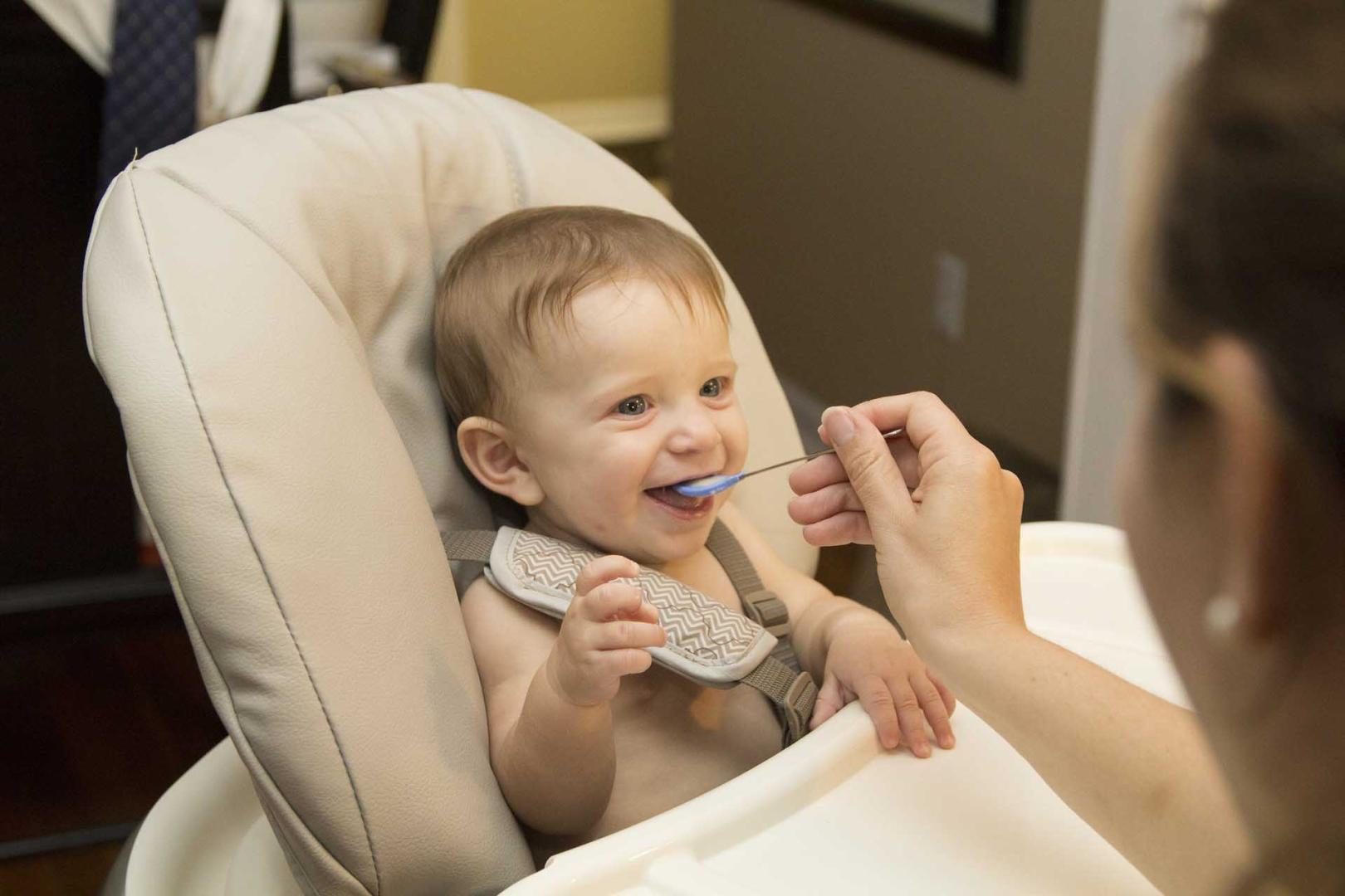 Un bebé comiendo
