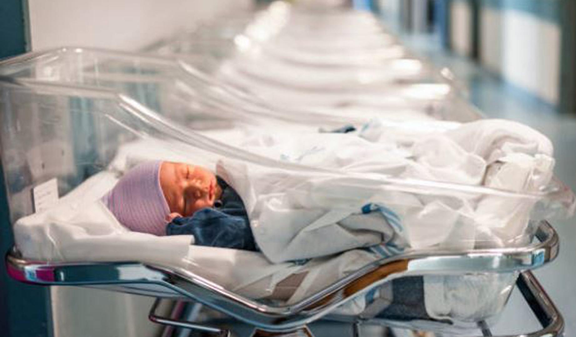 Imagen de archivo de un hospital con varios bebés