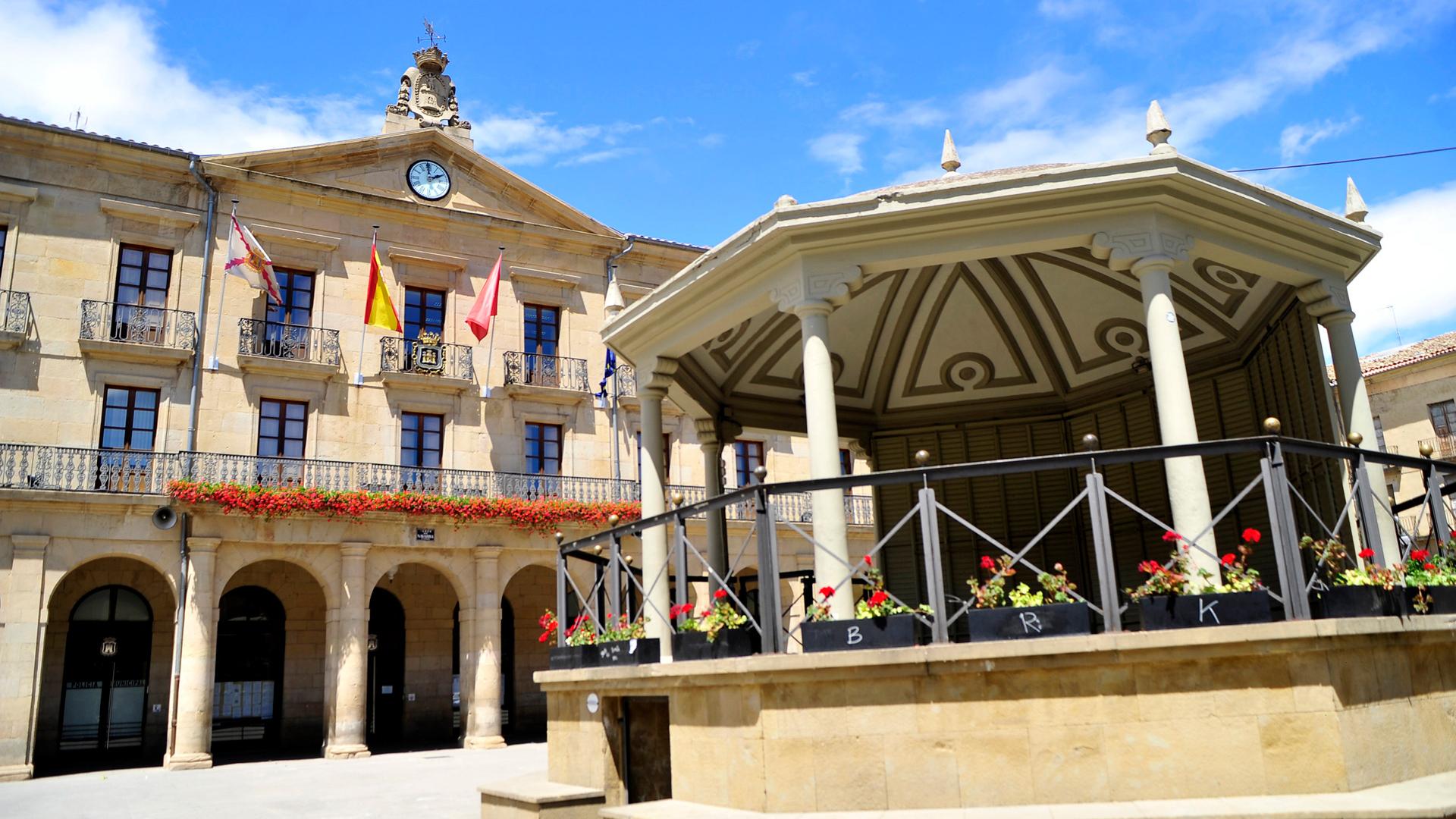Imagen del Ayuntamiento de Tafalla en la plaza de Navarra