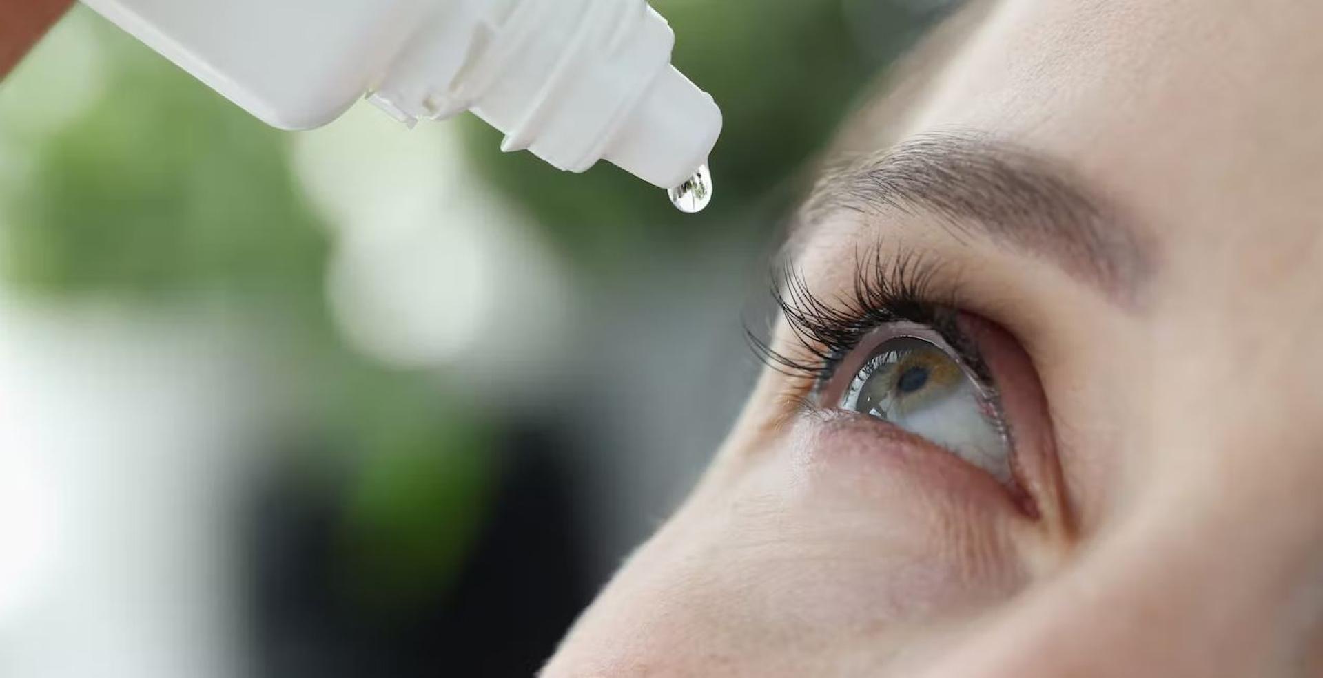 Una mujer se pone gotas en los ojos para evitar la sequedad
