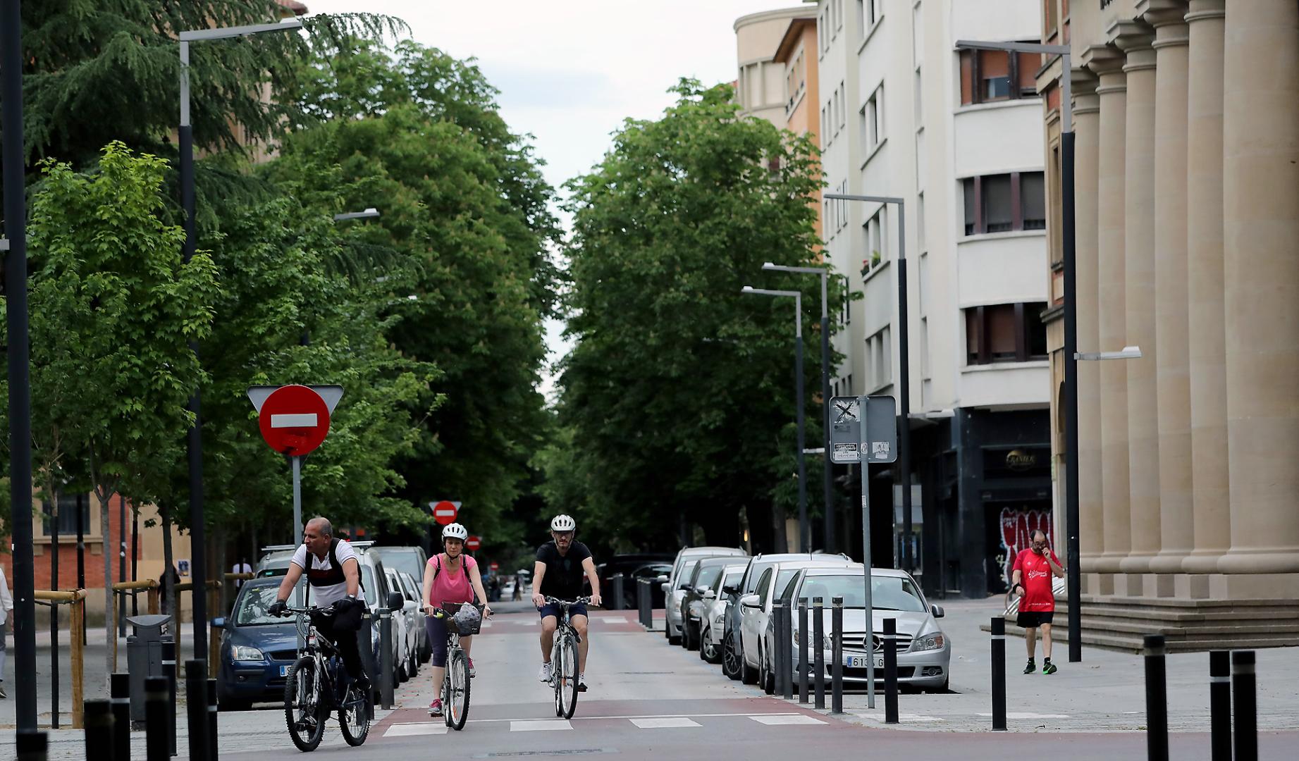 Varias bicicletas circulan por la calle San Fermín de Pamplona