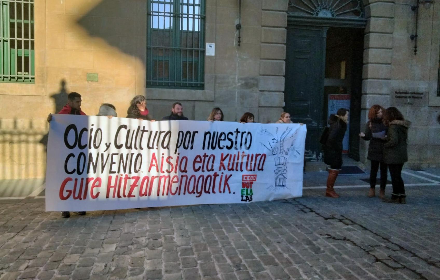 Concentración frente a la sede del Departamento de Cultura para reivindicar la negociación del primer convenio colectivo regional