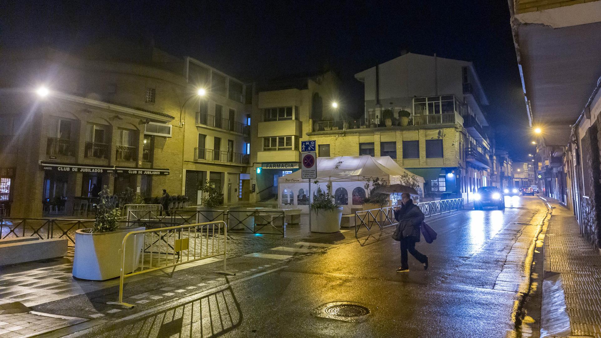 Una mujer cruza la calle Mayor de Murchante, por ahora con todas las farolas funcionando