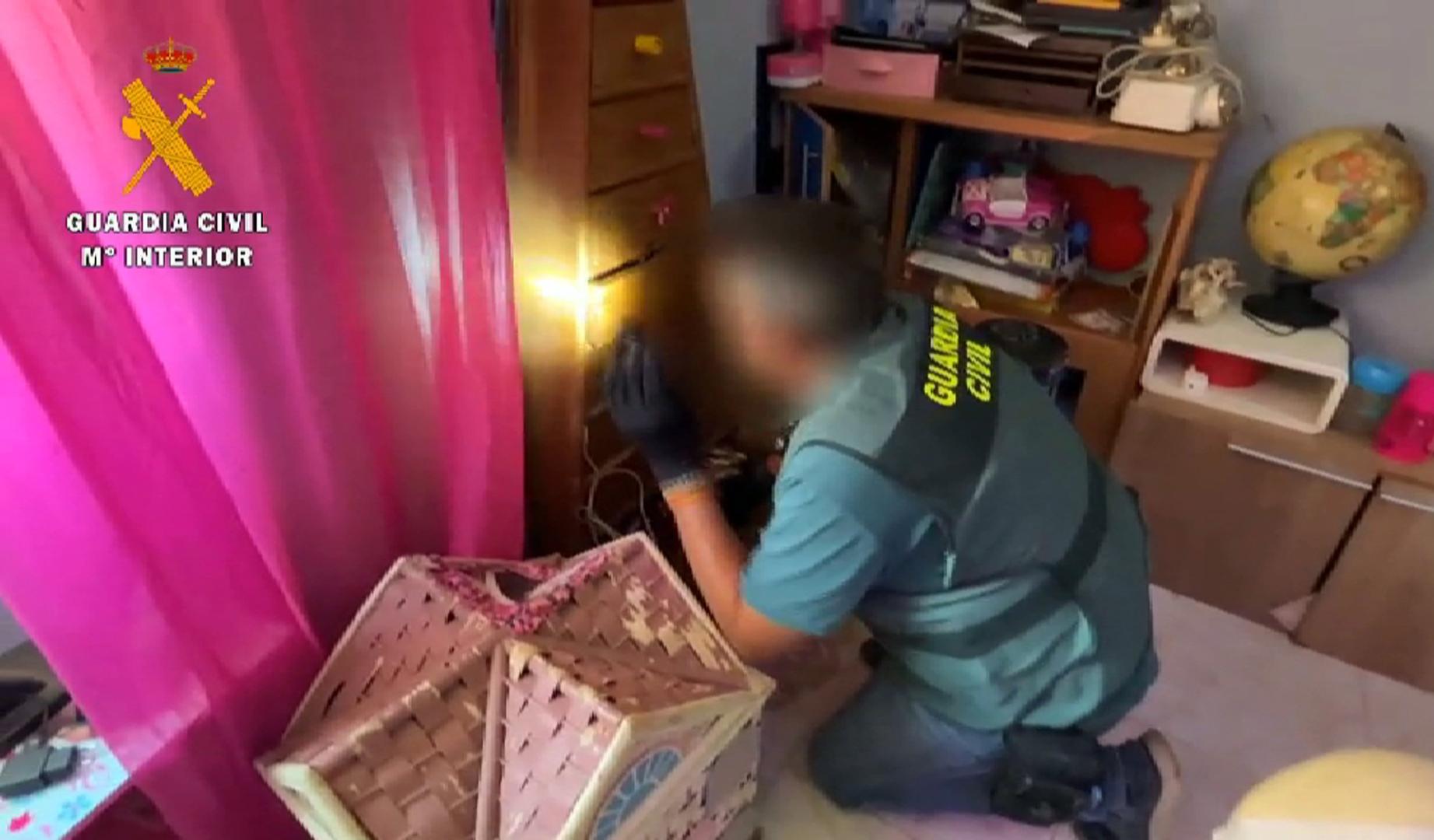 La Guardia Civil ha detenido en la localidad riojana de Villamediana de Iregua a un varón de 41 años de edad como presunto autor de delitos de tenencia ilícita de armas, daños y falsedad documental.