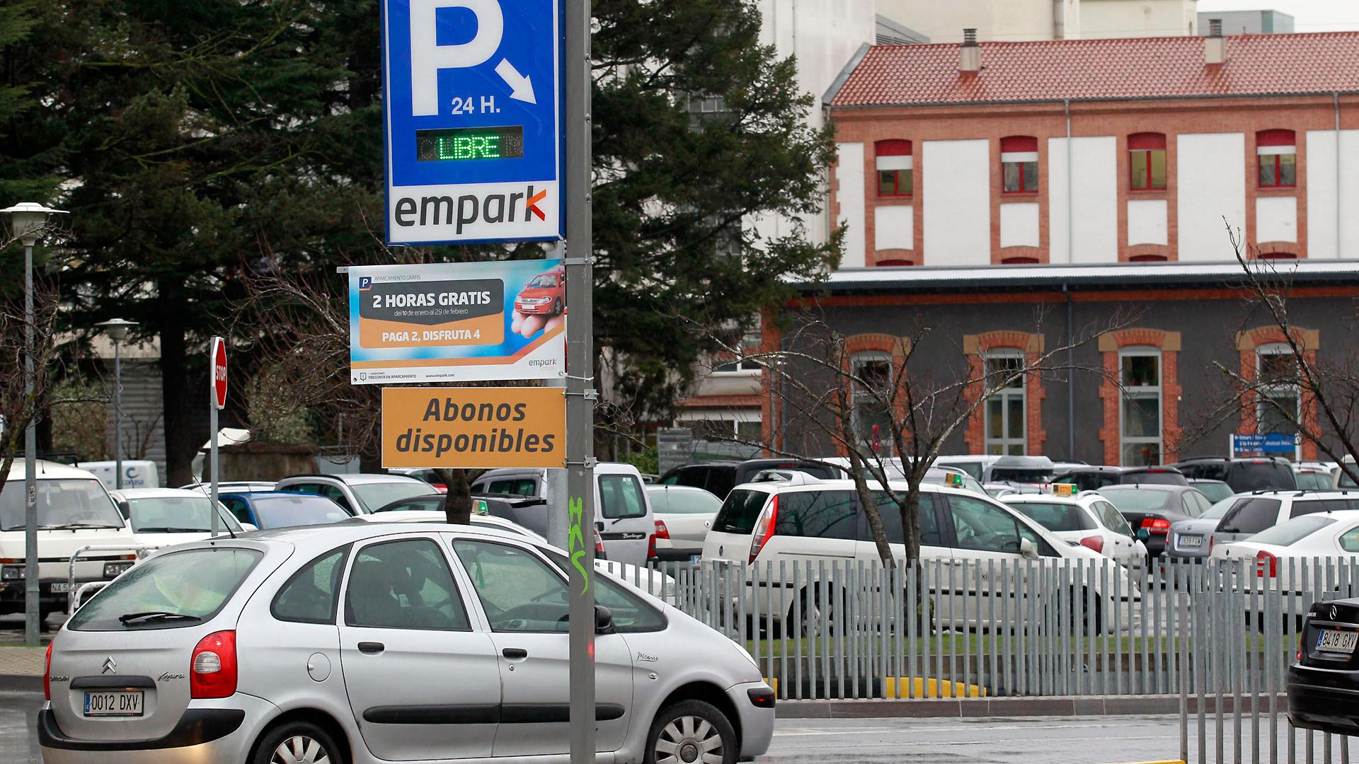 Un vehículo accede al aparcamiento subterráneo de hospitales en 2012