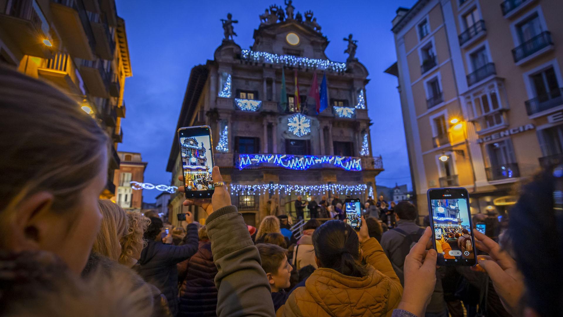 A: JesÃºs Caso
F: 29.11.2022
P: 
L: Pamplona
T: Se enciende la iluminaciÃ³n navideÃ±a.


Las luces de Navidad en la plaza Consistorial de Pamplona, el pasado día 29 de noviembre, fecha oficial del estreno de la iluminación.