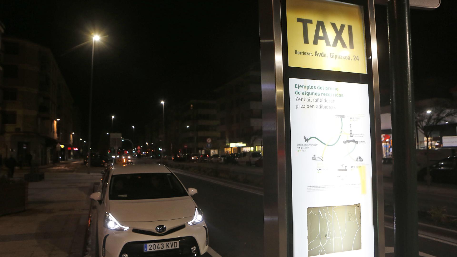 Un taxi en una parada en Pamplona.