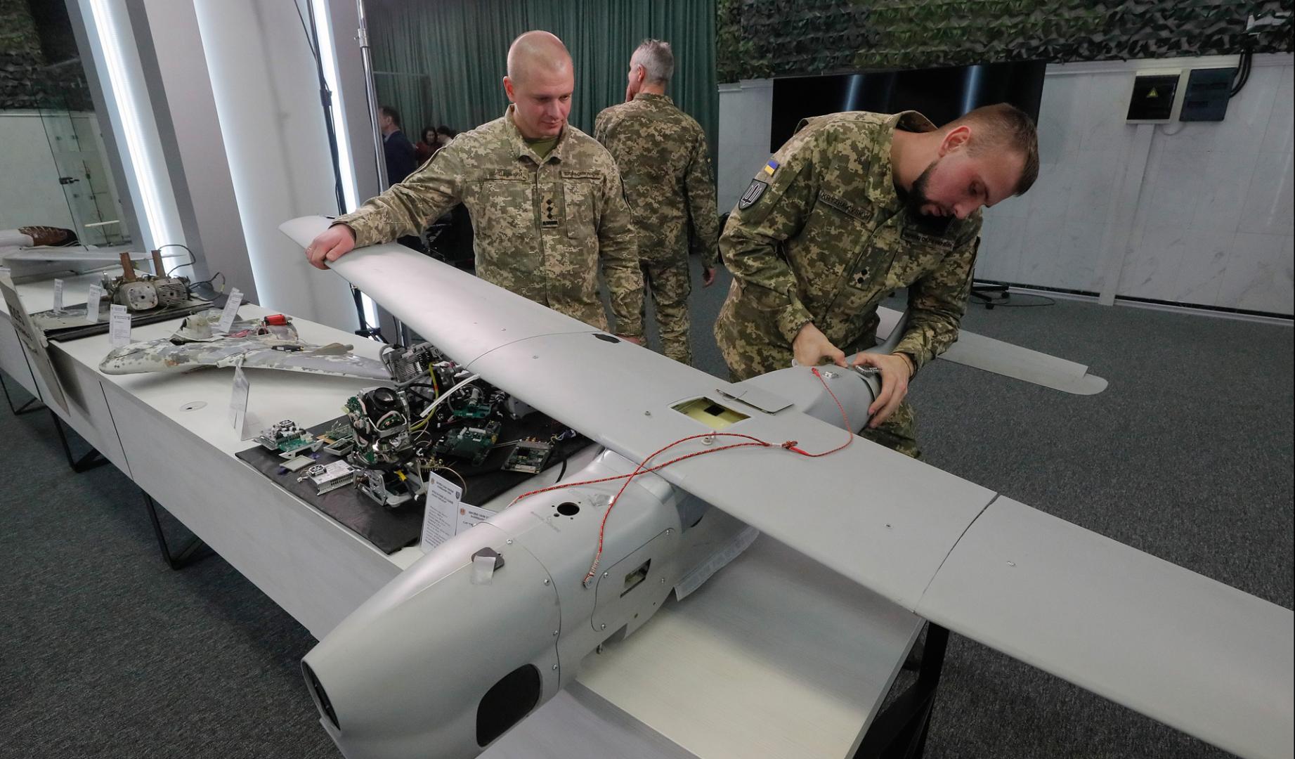 Militares ucranianos desmantelan partes de drones utilizados en ataques rusos