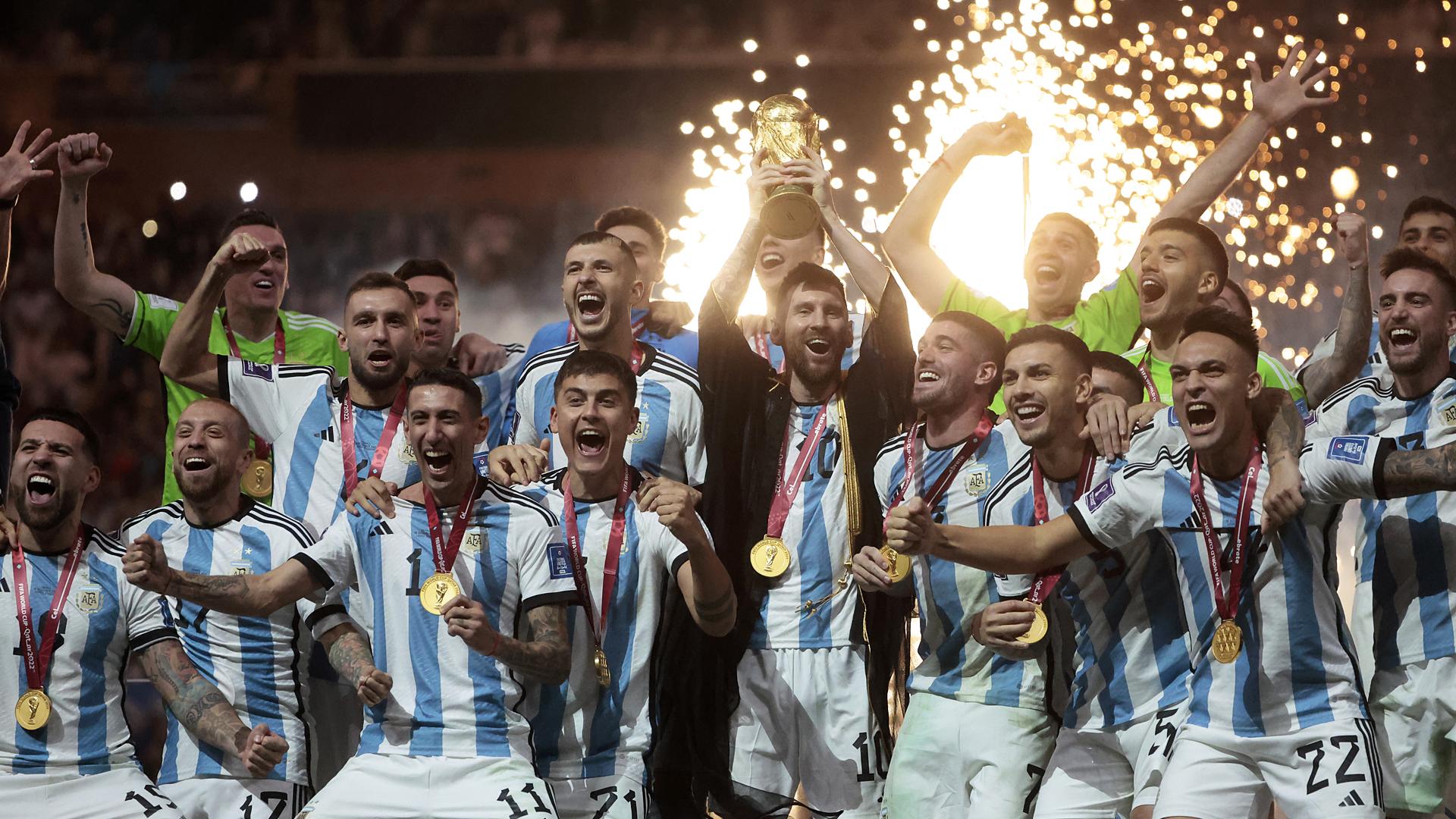 Messi alza la copa de campeones tras vencer la final del Mundial de Catar en los penaltis a Francia