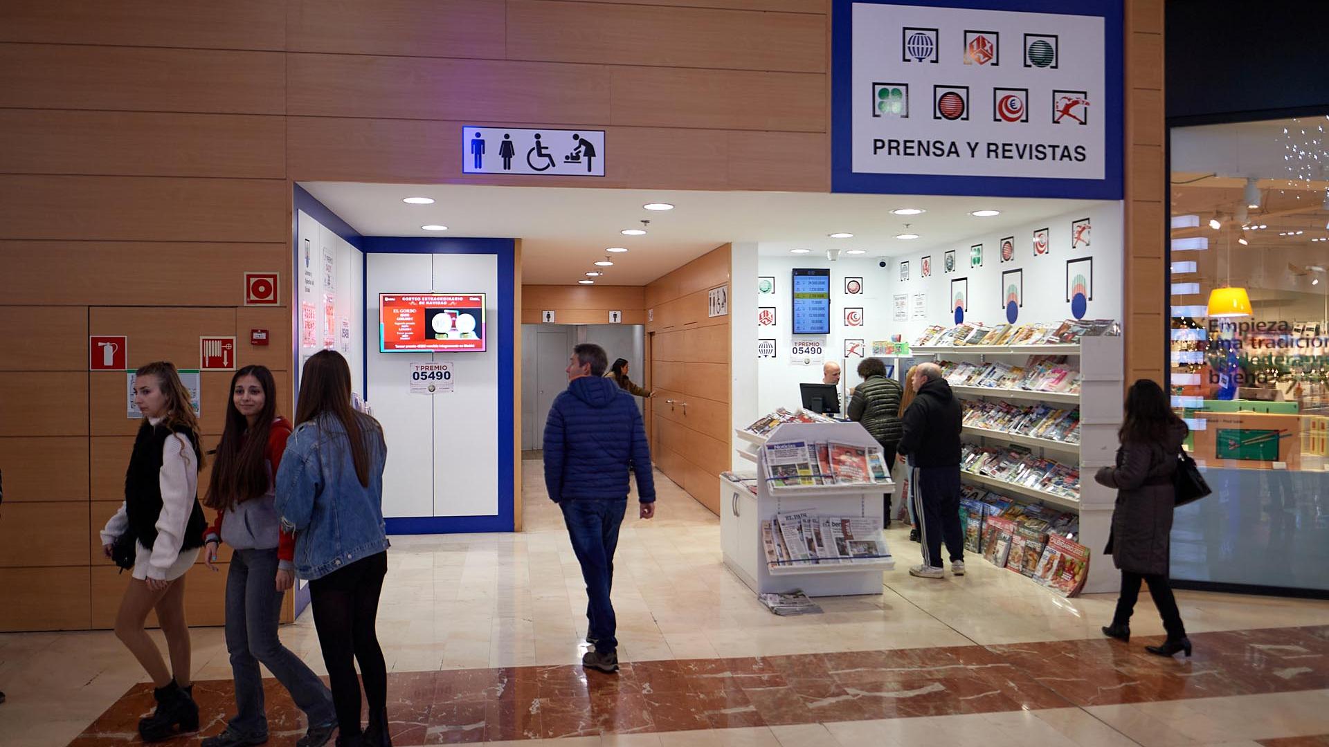 Adolfo Mendizábal, lotero de la galería comercial de La Morea, posa con el Gordo de la Lotería de Navidad 2022.