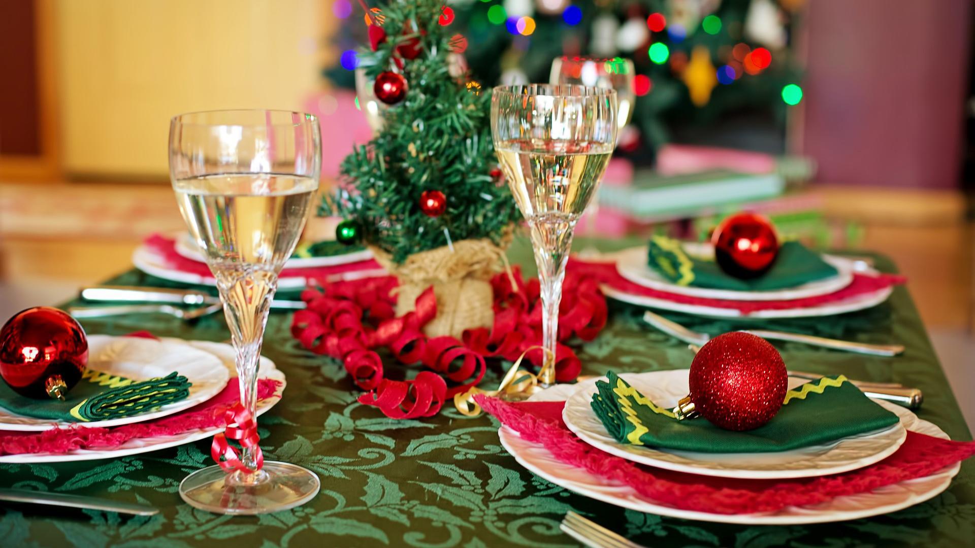 Una mesa preparada para una comida de Navidad