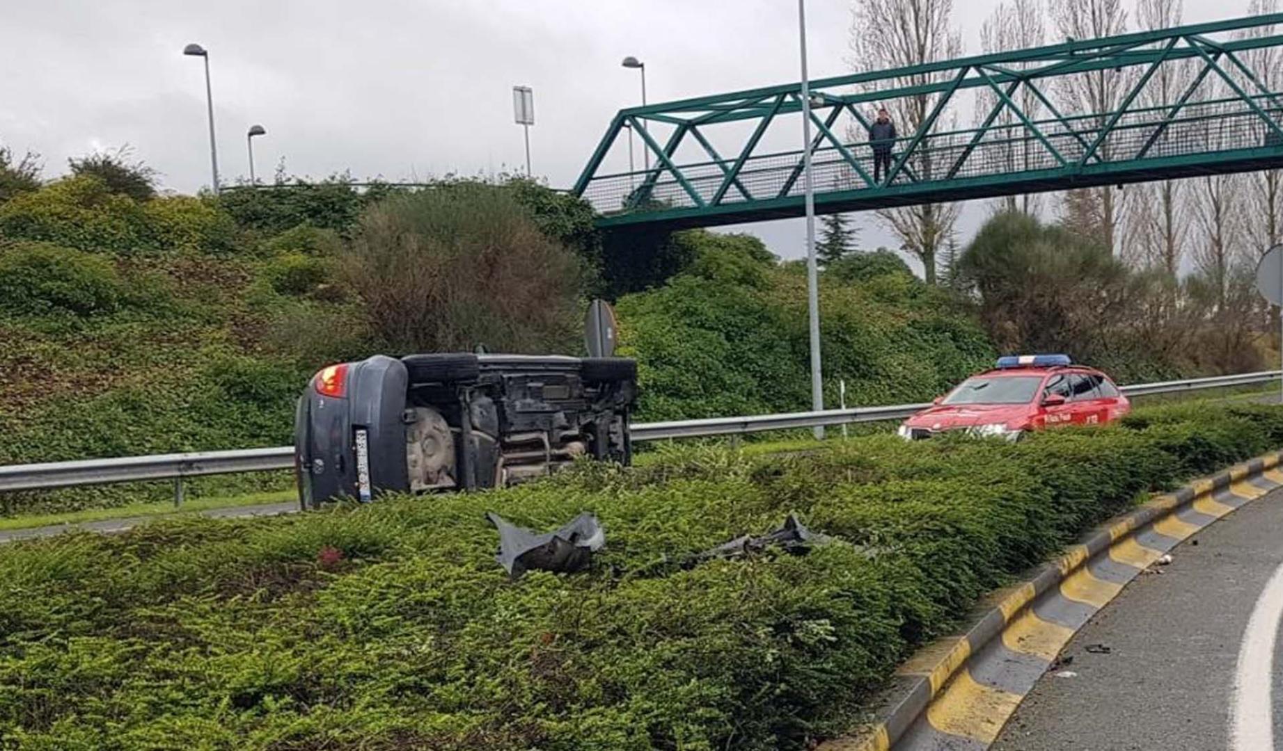 Vuelco atendido en la Ronda de Pamplona, sin heridos