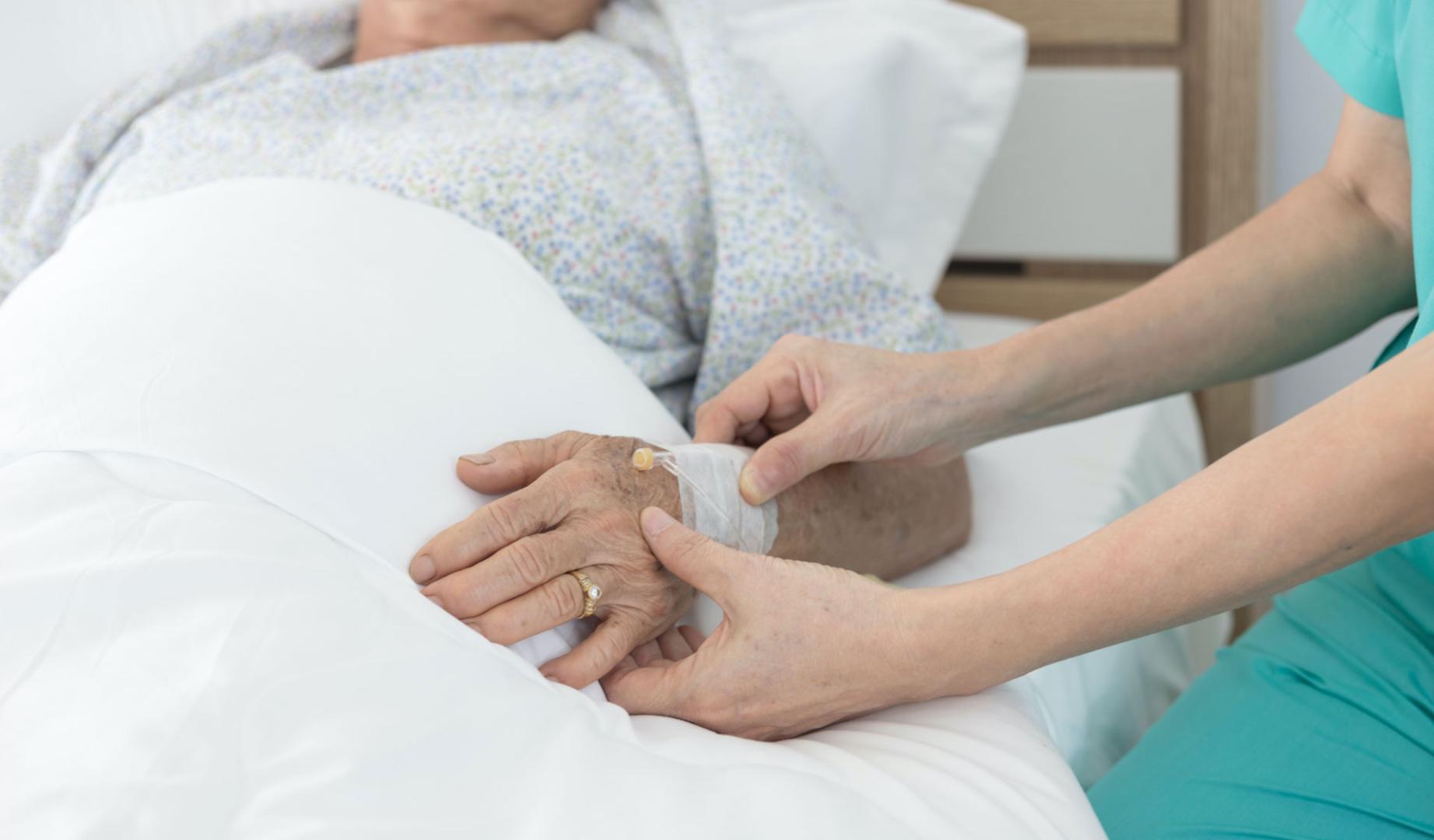 El desarrollo de los cuidados paliativos ha permitido que cada vez más personas con enfermedades en situación avanzada, como el cáncer o las dolencias neurodegenerativas, puedan beneficiarse de una atención integral
